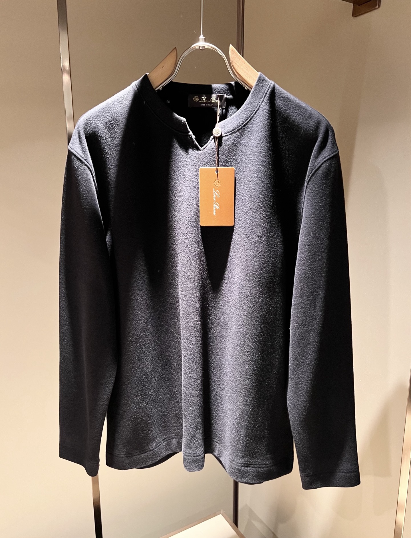 NO:647821,Loro Piana 2025 autumn and winter men's latest trade order bottoming shirt, all in good condition!  !  Customized baby fleece fabric!  The upper body is comfortable and breathable, not stiff, and the overall body has a rich three-dimensional feel. It is a quality export order and is customized with exclusive baby velvet fabric tailoring to meet the simple needs of commuters. The upper body effect is very good, slimming, and not picky about the figure. The fabric workmanship... is impeccable. Only good craftsmanship and good fabrics can produce a good taste. It is a must-have item for everyone!  Size M-4XL,,loro piana,alexander wang19860909Loro Piana诺悠翩雅 2025秋冬男士最新的贸易订单打底衫,全品相！！定制婴儿绒面料！上身舒适透气,不僵硬,整体有着丰富的立体感,品质出口订单,定制专属婴儿绒面料剪裁,满足通勤人们对于着装的简约需求,上身效果很好,显瘦,不挑剔身材.面料做工....无可挑剔,好工艺好面料才能穿出好品味一款,人手必备单品！尺码M-4XL,,loro piana,alexander wang,Men's clothing