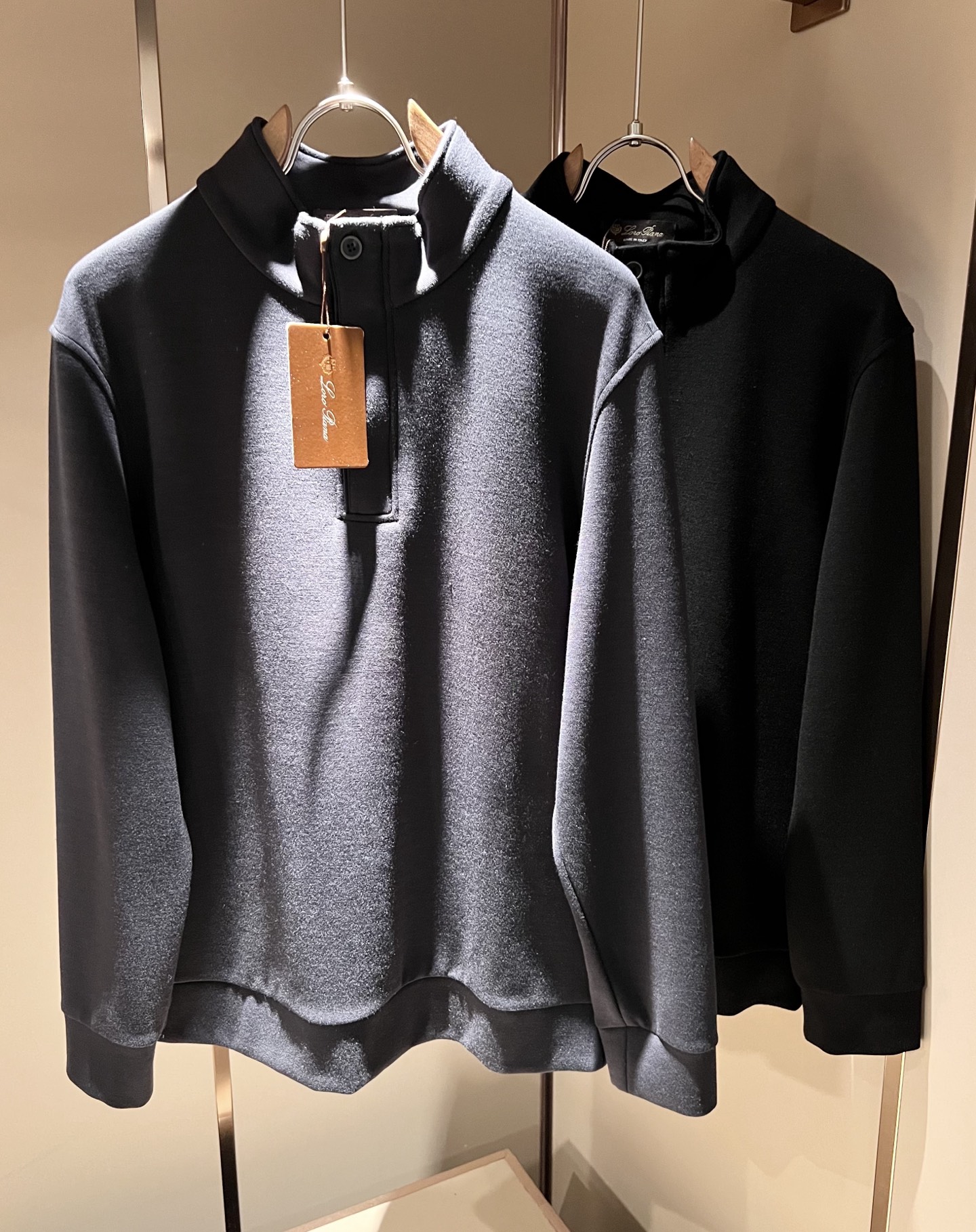 NO:647808,Loro Piana 2025 autumn and winter men's latest trade order bottoming shirt, all in good condition!  !  Customized baby fleece fabric!  The upper body is comfortable and breathable, not stiff, and the overall body has a rich three-dimensional feel. It is a quality export order and is customized with exclusive baby velvet fabric tailoring to meet the simple needs of commuters. The upper body effect is very good, slimming, and not picky about the figure. The fabric workmanship... is impeccable. Only good craftsmanship and good fabrics can produce a good taste. It is a must-have item for everyone!  Size M-4XL,,loro piana,alexander wang19860909Loro Piana诺悠翩雅 2025秋冬男士最新的贸易订单打底衫,全品相！！定制婴儿绒面料！上身舒适透气,不僵硬,整体有着丰富的立体感,品质出口订单,定制专属婴儿绒面料剪裁,满足通勤人们对于着装的简约需求,上身效果很好,显瘦,不挑剔身材.面料做工....无可挑剔,好工艺好面料才能穿出好品味一款,人手必备单品！尺码M-4XL,,loro piana,alexander wang,Men's clothing