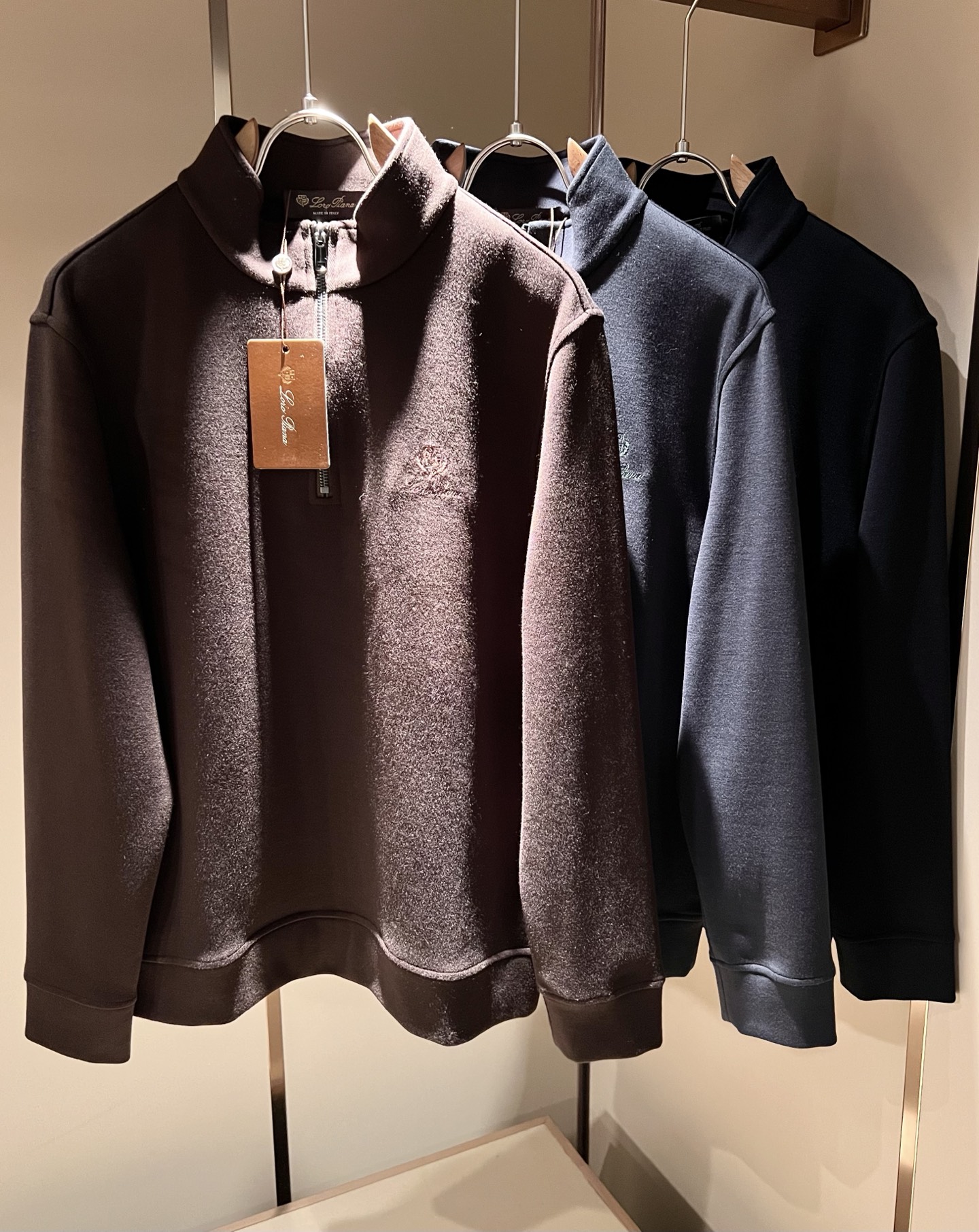 NO:647835,Loro Piana 2025 autumn and winter men's latest trade order bottoming shirt, all in good condition!  !  The chest is designed with logo embroidery!  Customized baby fleece fabric!  The upper body is comfortable and breathable, not stiff, and the overall body has a rich three-dimensional feel. It is a quality export order and is customized with exclusive baby velvet fabric tailoring to meet the simple needs of commuters. The upper body effect is very good, slimming, and not picky about the figure. The fabric workmanship... is impeccable. Only good craftsmanship and good fabrics can produce a good taste. It is a must-have item for everyone!  Size M-4XL,,loro piana,alexander wang19860909Loro Piana诺悠翩雅 2025秋冬男士最新的贸易订单打底衫,全品相！！胸前采用logo图案刺绣设计！定制婴儿绒面料！上身舒适透气,不僵硬,整体有着丰富的立体感,品质出口订单,定制专属婴儿绒面料剪裁,满足通勤人们对于着装的简约需求,上身效果很好,显瘦,不挑剔身材.面料做工....无可挑剔,好工艺好面料才能穿出好品味一款,人手必备单品！尺码M-4XL,,loro piana,alexander wang,Men's clothing