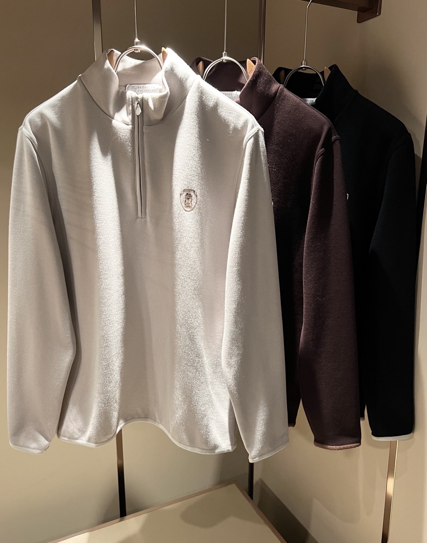 NO:647841,BC-Brunello Cucineli 2025 new autumn and winter men's long-sleeved base layer, a fashionable and versatile item that many celebrities love to wear!  It’s super good-looking. Friends who like classic simplicity must not miss this one!  The calm and elegant brand style has always been favored by the upper class! It is also the best choice for fashion items!  The upper body is so handsome, highly recommended!  !  !  The biggest attraction of this short-sleeved shirt is not only its own brand added value, but also the fact that this short-sleeved shirt is very cost-effective in terms of color matching and material!  Customized original exclusive velvet cotton fabric material design!  Eco-friendly washing, customized fabrics, and pre-shrinking treatment ensure a crisp fit. The combed cotton fabric feels super soft and smooth and absorbs sweat!  It does not deform after washing, feels comfortable and smooth, and the upper body is soft and comfortable. The classic fashionable lapel design is simple but not complicated, and it is very attractive!  Size M-4XL,, brunello cucinelli, T-shirt, alexander wang19860909BC-Brunello Cucineli 2025秋冬新款男士长袖打底,众多明星都爱穿的时尚百搭单品！超级好看,喜欢经典简约的朋友,一定不能错过了这款！沉稳大气的品牌风格一直以来备受上层人士的青睐!也是时尚单品的不二之选！ 上身帅到爆了,强烈推荐！！！这件短袖最大的吸引力除了他本身的品牌附加值,更加肯定的是这款短袖无论在颜色搭配还是材质上都有很高的性价比！ 定制原版专属绒棉面料材质设计！环保水洗,定制面料,预缩处理,确保版型的挺括,精梳棉面料手感超柔顺滑又吸汗！洗水不变形,手感舒适顺滑,上身柔和舒适,经典的时尚翻领设计,精简不繁,很是耐看！码数M-4XL,,brunello cucinelli,T-shirt,alexander wang,Men's clothing