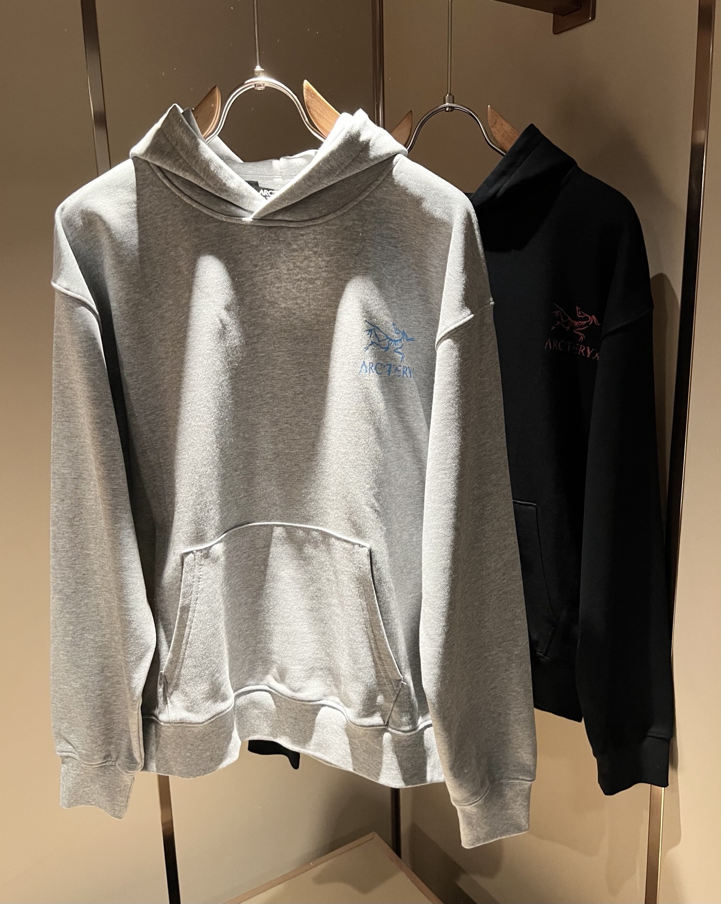 NO:647797,ARCTER *  In addition to its considerable attainments in style design, the most obvious or most proficient thing is that it has deeper and unique insights and attainments in fabrics. Through continuous structural research and problem solving, it is characterized by unique research on fabrics. These alone are enough to support it to become one of the leading new logo brand images in the clothing manufacturing industry. This model is made of pure cotton!  The fabric is carefully blended with pure cotton, and feels smooth and soft, with both natural beauty and comfort. The large-body cut is simple and clean, and the fabric shows a different hazy structural beauty. It is exclusively customized through mold opening. The fabric tests the skills of the workers and can be smooth, compliant and wrinkle-free!  Front and rear logo pattern laminated design!  It really tests the handicrafts of each master!  It makes the whole thing clean and tidy, without leaving a trace of thread. Nowadays, men who are pursuing life are also more refined in their lives!  Size M-4XL,arc'teryx,hoodie,sweatshirts,hats,alexander wang19860909ARCTER*X始*祖鸟 2025秋冬新款男女同款休闲连帽卫衣,户外品牌可能大家第一想到的就是加拿大鹅、始祖鸟.给人一种标签试的感觉！除了在款式设计上颇有造诣之外,最明显或者说最为拿手的,应该就是在面料上的拥有更深独特见解跟造诣了.通过不断地结构研究和问题处理,在以面料独特研究为特征,仅凭这些就已经足以支撑其成为服装制造行业中,首屈可数的新标志品牌形象.此款采用纯棉材质！通过精工混纺纯棉之后的面料,手感细滑柔软,同时兼具自然美感跟舒适度.大身上版型裁剪简洁干净,面料上显现出了不一样朦胧的结构性美感来.独家开模定制而成,面料及其考验工人的技术,能做到平整服帖又不起皱！前后logo图案压胶设计！真的是很考验每位师傅的手工制作！使得整体干净利索,不留一丝线头.现在对于生活有所追求的男性也在生活中更为精致！尺码M-4XL,arc'teryx,hoodie,sweatshirts,hats,alexander wang,Men's clothing