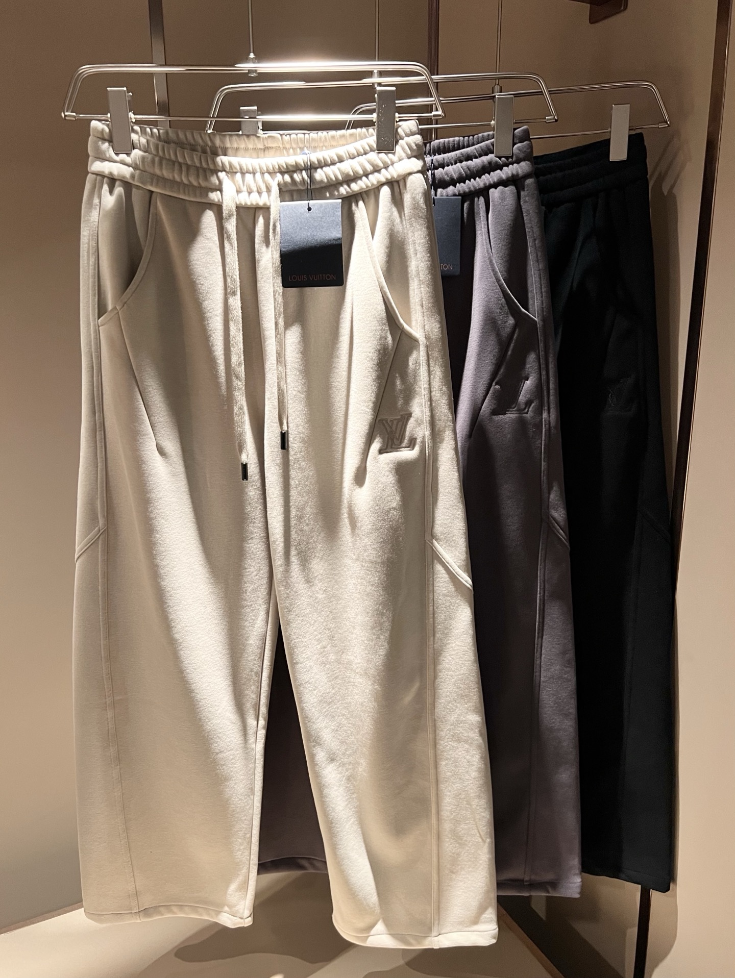 NO:647791,Louls**Vultt*n Louis*den 2025 new autumn and winter elastic waist casual pants!  Front and rear logo pattern modification!  The degree of splitting has reached the highest level, and the custom-made pure cotton fabric is smooth and supple with excellent drape. It is very comfortable and skin-friendly when worn on the human body. Durable. No-iron and anti-wrinkle series. It has high breathability. It undergoes high-temperature heat shrinkage process before cutting. The creasing process also interprets fashion. In terms of technology, a special machine is used to press the trouser waist and the high-elastic elastic waist drawstring is fashionable and connotative!  You deserve it. Good stuff is rare!  Size M-4XL,,louis vuitton,alexander wang19860909Louls**Vultt*n路易*登 2025秋冬新款松紧腰休闲裤 ！前后标识logo图案修饰！劈裂度达到最高级别,定制纯棉面料光滑柔顺 垂顺感极佳 人体穿上去非常舒适亲肤 耐穿 免烫抗皱系列 透气性高,裁剪之前经过高温热缩工艺,压线工艺还诠释着时尚,工艺方面采用特种机裤腰压线专机压制,高弹力松紧腰抽绳 时尚有内涵！你值得拥有.好货难得！尺码M-4XL,,louis vuitton,alexander wang,Men's clothing