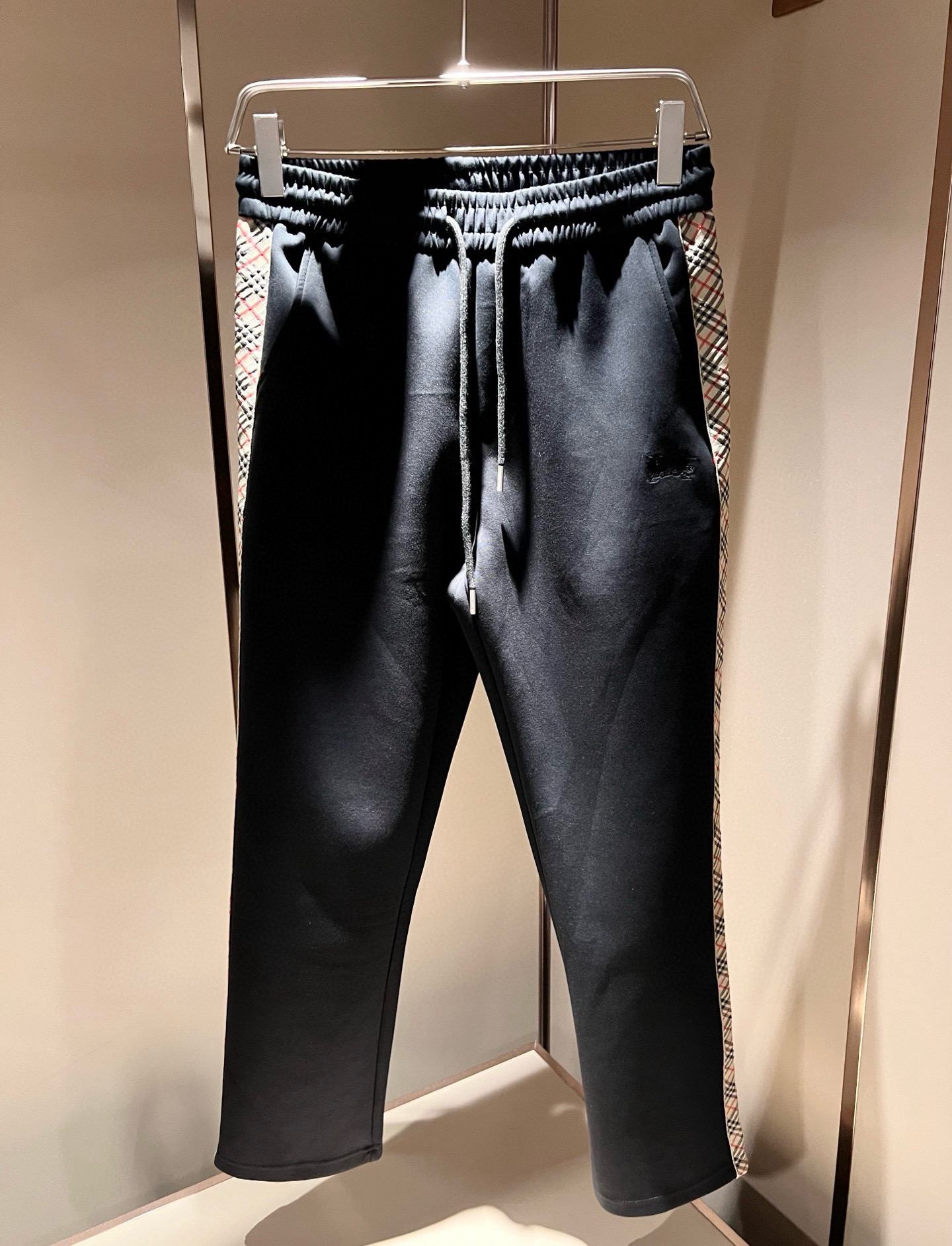 NO:647804,Bur*erry 2025 autumn and winter new men's casual suit, the brand's latest design elements!  Neither monotonous nor complicated, the benefits show taste!  Customer-supplied top-quality pure cotton fabrics!  Embroidered logo design on the body!  Comfortable, sweat-absorbent and breathable are not a problem at all. The unique luxury feel of the fabric presents a simple and elegant temperament!  Customized original logo zipper design!  Full three-dimensional! Standard cutting design!  Every detail is in sync with high-end fashion. Sizes: M-3XL, burberry, alexander wang19860909Bur*erry 巴*莉 2025秋冬新款男士休闲套装,品牌最新设计元素！既不单调也不复杂,好处的展现品味！客供顶级纯棉面料！衣身刺绣logo设计！舒适吸汗透气根本不在话下,面料独具的高奢感呈现简约优雅气质！定制原版logo拉链设计！饱满立体!标准裁剪设计！每一处细节都是与高端时尚同步的体现.尺码:M-3XL,,burberry,alexander wang,Men's clothing