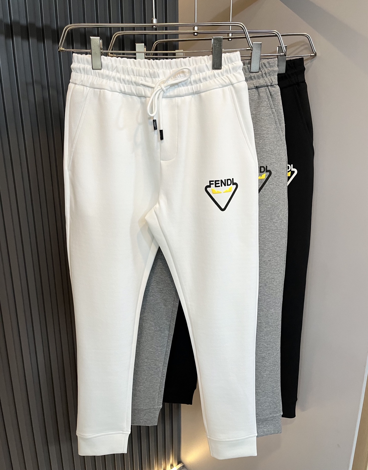 NO:650059,PRA*DA 2025 autumn and winter new men's casual pants, a high-end quality choice... A versatile trousers that has both casual pants and casual pants. It is also an indispensable matching artifact in men's wardrobe. It is a classic style that is practical to wear!  The design style of the entire pair of casual pants is simple and fashionable, which is very consistent with the low-luxury style setting. It has excellent skin-friendly value, is easy to wear, and has a full sense of details!  Customized logo pattern laminated printing design!  The fabric is comfortable, feels soft and delicate, has a good vertical feel, looks very textured, and is full of fine and high-end charm. It has first-class and exquisite tailoring, and the wiring is meticulous, smooth and neat. It is a trousers that looks good with any casual style. If you like it, hurry up and get it, good products don’t wait for anyone!  Size M-3XL,,prada,alexander wang19860909PRA*DA普*达 2025秋冬新款男士休闲裤,高端品质之选……一款休闲裤兼备的百搭裤装,也是男士衣橱里不可缺少的搭配神器,属于实穿型的经典款式！整条休闲裤的设计风格简洁时尚,非常符合低奢的风格设定,亲肤值优越,穿着方便,细节感十足！定制logo图案压胶印花设计！面料舒服,手感柔软细腻,有着很好的垂直感,看上去非常有质感,细品高级韵味十足.一流精湛的版型裁剪,走线细致平顺工整,休闲随意怎么搭配都好看的裤装,喜欢的赶紧入手吧,好货可不等人！尺码M-3XL,,prada,alexander wang,Men's clothing