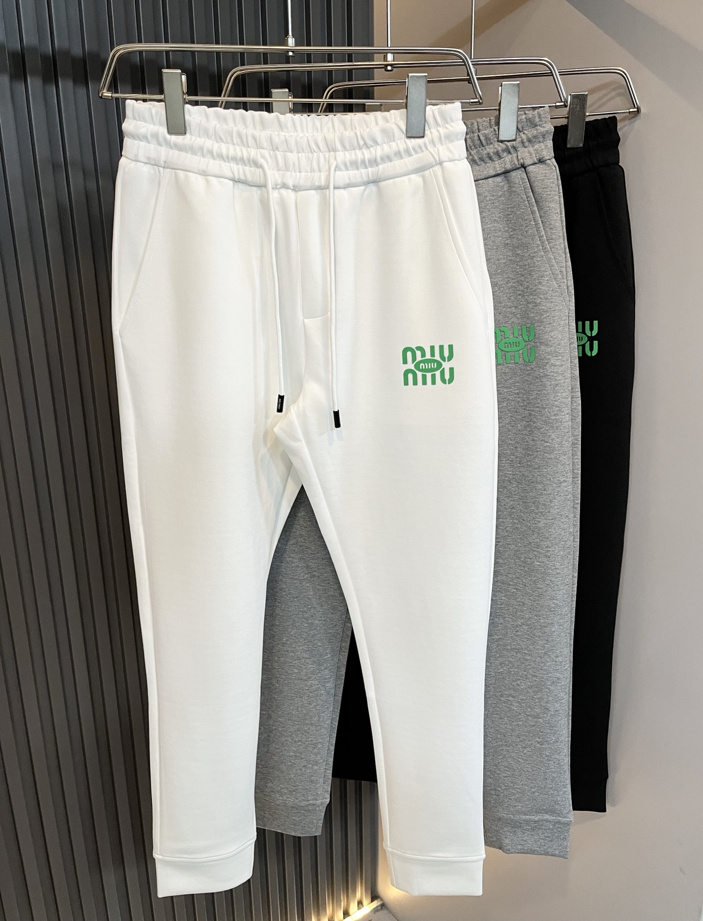 NO:650053,MIUMIU 2025 autumn and winter new men's fashion high-end pure cotton casual pants, Hong Kong channel goods, original Japanese factory production, pure blood quality, perfect continuation of the essence and genes of the miumiu family, from the main fabric to the detailed craftsmanship, all demonstrate the quality of the ingenuity, using multiple brand element logos to interpret, it is a soul-like identity display!  The high-grade imported stretch spandex fabric provided by the customer, the very high-end and fashionable detailed craftsmanship is completed by a specific antique loom, this element represents the identity and rank of the jeans, it is worth savoring!  It is invincible in terms of matching, interpreting the versatility in place, paying attention to the details, all the accessories are supplied by foreign merchants, the tailoring is fit and slim, and the upper body butt lifting effect is excellent. It is a styling item that can only be found but not sought after!  Size M-3XL,,miumiu,jeans,alexander wang19860909MIUMIU 谬谬 2025秋冬新品男士时装款高端纯棉休闲裤,香港洋行渠道货,日本原厂出品,纯血统品质,完美延续了miumiu家的精髓与基因,从主体面料到细节工艺,无不彰显出品质的匠心所在,运用多个品牌元素标识来诠释,属于灵魂式的身份彰显！客供高级进口弹力氨纶面料,非常高级且时髦的细节工艺,是由特定古董织布机完成,此元素代表着牛仔裤的身份及段位,非常值得细品悦人！在搭配上所向无敌,把百搭阐释到位,细节匠心考究,辅料皆为外商客供,剪裁合体修身,上身提臀效果绝佳,可遇而不可求的造型单品！尺码M-3XL,,miumiu,jeans,alexander wang,Men's clothing