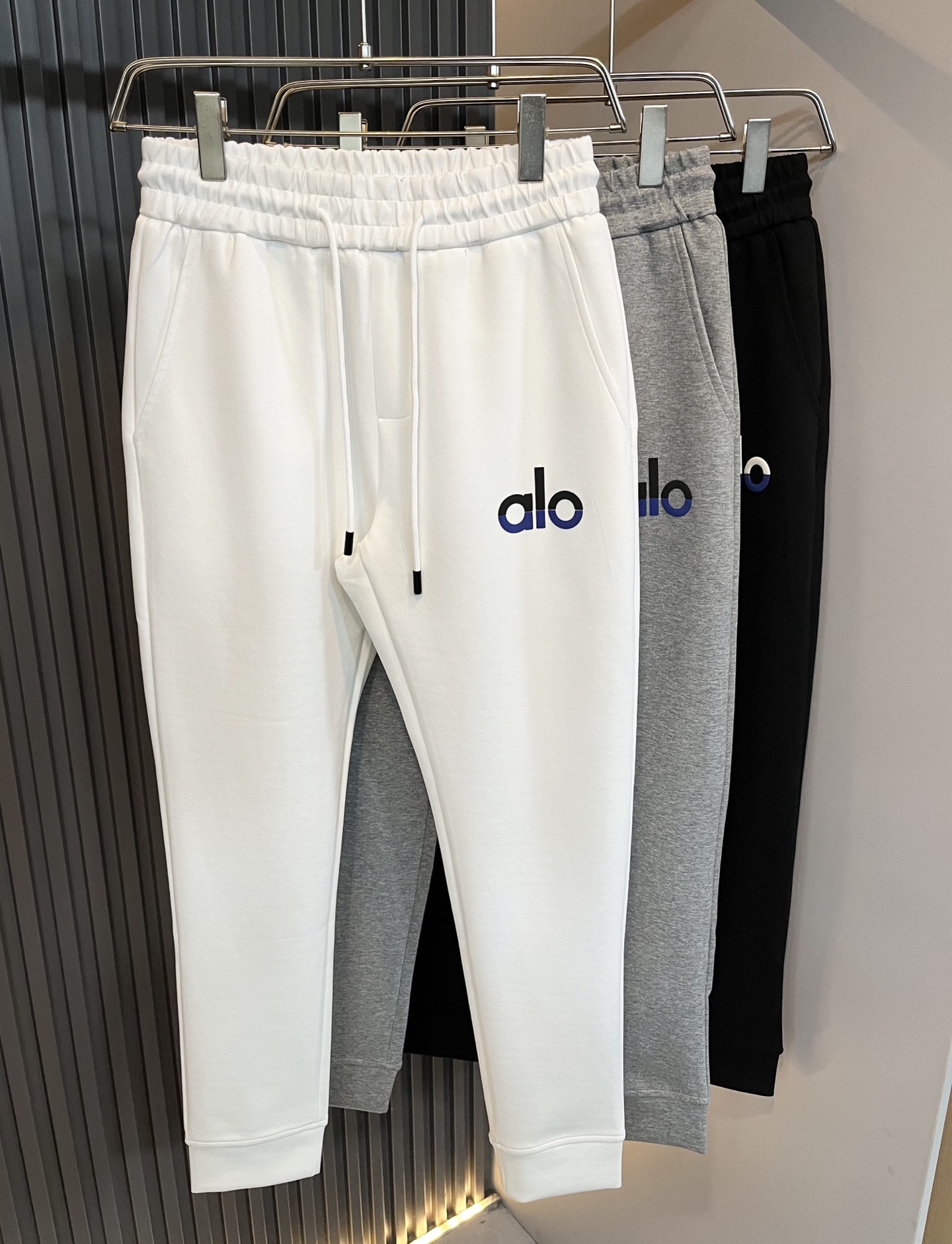 NO:650046,Alo 2025 new autumn and winter men's casual pants, the choice of high-end quality... A versatile trousers that has both casual pants and casual pants. It is also an indispensable matching artifact in men's wardrobe. It is a classic style that is practical to wear!  The design style of the entire pair of casual pants is simple and fashionable, which is very consistent with the low-luxury style setting. It has excellent skin-friendly value, is easy to wear, and has a full sense of details!  Classic logo laminated pattern design!  This type of trousers is made of high-quality pure cotton fabric. The fabric is comfortable, soft and delicate to the touch, has a good vertical feel, looks very textured, and is full of fine and high-end charm. It has first-class and exquisite tailoring, and the routing is meticulous, smooth and neat. It is a trousers that looks good with any casual style. If you like it, hurry up and get it, good stuff waits for no one!  Size M-3XL,,alexander wang19860909Alo 2025秋冬新款男士休闲裤,高端品质之选……一款休闲裤兼备的百搭裤装,也是男士衣橱里不可缺少的搭配神器,属于实穿型的经典款式！整条休闲裤的设计风格简洁时尚,非常符合低奢的风格设定,亲肤值优越,穿着方便,细节感十足！经典标识logo压胶图案设计！此款裤装采用优质纯棉面料打造而成,面料舒服,手感柔软细腻,有着很好的垂直感,看上去非常有质感,细品高级韵味十足.一流精湛的版型裁剪,走线细致平顺工整,休闲随意怎么搭配都好看的裤装,喜欢的赶紧入手吧,好货可不等人！尺码M-3XL,,alexander wang,Men's clothing