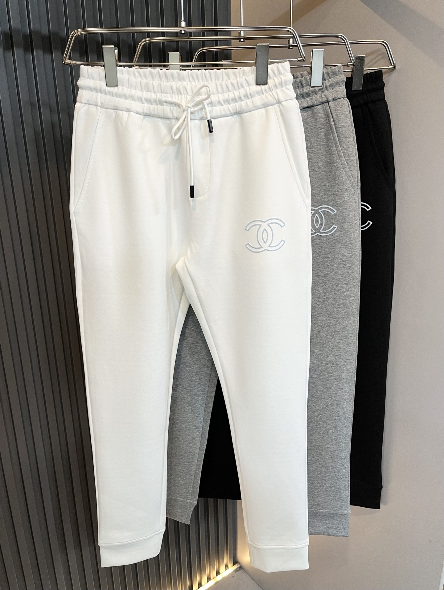 NO:650068,Xiaoxiang couple's T-shirt CHA**L 2025 autumn and winter new creative casual men's and women's casual pants, instantly selling European and American trade private orders in the industry, CHA**L family 2025 official website flagship item, newly created logo pattern laminated design!  !  !  The upper body is super stylish. It is carefully produced by a trading company specializing in overseas European and American orders. It is sold simultaneously in major Hong Kong and Macao famous stores. It is currently the most popular and versatile item on Chanel's official website!  !  As a fashionable urban fashion item with unique temperament, it is made of classic slim fit, simple pattern design, and not simple new configuration. The fabric is made of top-grade pure cotton fabric supplied by customers. It feels smooth and drapey, and the top is also skin-friendly, comfortable and elastic. This time in the design of the pattern  In terms of design, I personally feel that a lot of effort has been put into it. Among tens of thousands of colors, Chanel's official designers have carefully selected the most popular colors at the moment. The matching performance of this single product is outstanding. The delicate fabric and soft touch are all unique advantages. It is a must-have for high-end fashion fans!  !  !  There really is no need to say anything more about this classic and easy-to-wear style. As long as you choose it, it is absolutely suitable!  Size M-3XL,,chanel,louis vuitton,tees,t-shirt,alexander wang19860909小香情侣款T恤CHA**L 2025秋冬新款创意休闲男女同款休闲裤,秒杀业内的欧美贸易私单,CHA**L家族2025官网主打单品,全新创作logo图案压胶设计！！！上身超有型,是由专做海外欧美订单的贸易公司精心出品,同步各大港澳名品店发售,目前是香奈儿官网名列前茅的超人气百搭单品！！作为一款气质独特的时髦都市风尚单品,经典的修身版型打造,简洁的图样设计,不简单的全新配置.面料是采用了客供的顶级纯棉面料,手感顺滑有垂感,上衣穿着也是亲肤舒适有弹性.这次在图案的设计上,我个人是觉得真的是下功夫了,在上万种颜色中,香奈儿官方设计师从中精挑细选出当下最流行的色系,此款单品的搭配性能出彩,其面料之细腻,触感之柔软都是独特的优点,高端时髦粉丝必备！！！这种经典又好穿的款式真的不用再说什么了,只要你选择,那便是绝对的合适！尺码M-3XL,,chanel,louis vuitton,tees，t-shirt,alexander wang,Men's clothing