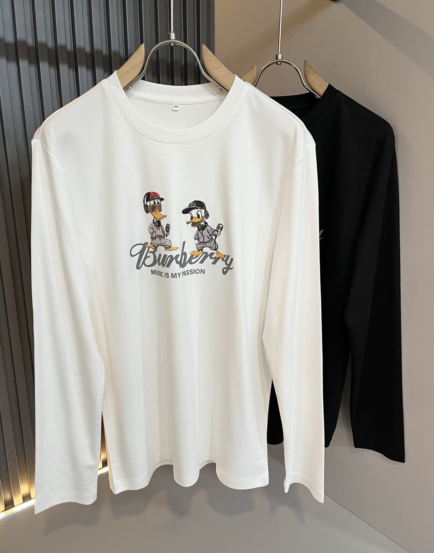 NO:650054,Bur*erry 2025 autumn and winter new men's long-sleeved base layer, the brand's latest design elements!  It’s neither monotonous nor complicated, just the right amount to show off your taste!  Customer-supplied top-quality logo printed fabrics!  Comfortable, sweat-absorbent and breathable are no problem, customized original baby velvet cotton fabric!  The unique sense of luxury presents a simple and elegant temperament!  Chest logo print design!  Full three-dimensional! Standard cutting design!  Every detail is in sync with high-end fashion. Sizes: M-4XL, burberry, alexander wang19860909Bur*erry 巴*莉 2025秋冬新款男士长袖打底,品牌最新设计元素！既不单调也不复杂,恰到好处的展现品味！客供顶级logo印花面料！舒适吸汗透气根本不在话下,定制原版婴儿绒棉面料！独具的高奢感呈现简约优雅气质！胸前logo印花设计！饱满立体!标准裁剪设计！每一处细节都是与高端时尚同步的体现.尺码:M-4XL,,burberry,alexander wang,Men's clothing