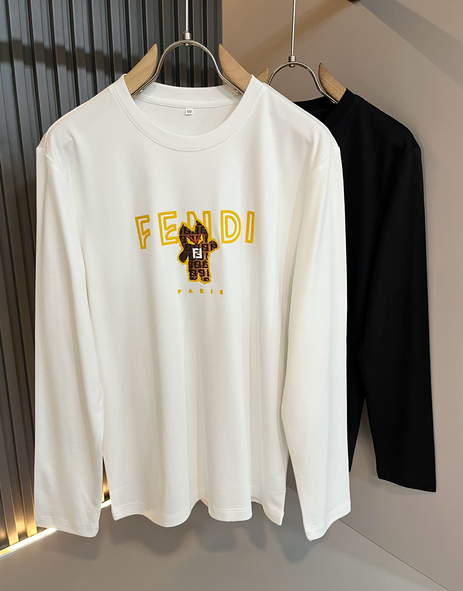 NO:650101,FEN*I Fen*di 2025 new autumn and winter FD family FF same style bottoming shirt for men and women, versatile and very short sleeves for men and women. Original order from Italy, popular item of FD family, made of simple solid colors. FD family's long-lasting iconic product, full of representativeness and full sense of specification, a boutique worth buying for all FD fans!  Pure Italian channel order, the FD family's high-end and popular product, a very popular item at the moment, with the iconic letter logo pattern laminated and decorated!  High-end goods worth keeping for yourself and giving away!  Trendy and good-looking, full of trendy atmosphere, extremely high-grade and standard, and using a very classic black and white two-color combination, which gives a strong visual impact and is highly recognizable. It is made of top-grade exclusive pure cotton fabric, feels soft, delicate and comfortable, and the appearance is quite advanced and classy!  It perfectly interprets the charm of the brand and leaves a deep impression on people. It is more fashionable and charming, and the upper body is simple, elegant and fashionable, and there is no pressure to wear it!  Wear it alone or paired with it, it’s a beautiful sight that can’t be ignored!  Size M-4XL,,fendi,dior,T-shirt,alexander wang19860909FEN*I 芬*迪2025秋冬新款FD家族FF男女同款打底衫,男女同款百搭极简短袖.意大利原厂订单,FD家族人气单品,简约纯色系打造.FD家族经久不衰的标志性臻品,代表性十足,规格感十足的精品,所有FD粉丝都值得抢购的精品！纯正意代渠道订单,FD家族的高奢人气爆款产物,当下十分火爆的单品,标志性字母logo图案压胶修饰！值得自留和送人的高端货！新潮又好看,潮流气息感十足,档次规格感极高,并且采用十分经典的的黑白双色搭配,给人的视觉冲击感相当强烈,有着极高的辨识度,顶级专属纯棉面料,打造,触感柔软细腻舒适,品相相当高级有档次！完美诠释品牌魅力,给人留下深刻印象.更具时尚与韵味,上身简约大方时尚,对于穿搭更是毫无压力！单穿内搭都极有味道,不可忽视的靓丽风景线！ 尺码M-4XL,,fendi,dior,T-shirt,alexander wang,Men's clothing