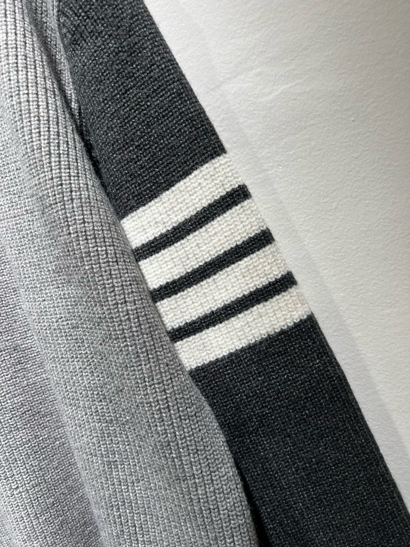 ThomBrow*e汤姆*朗2025秋冬新款男女同款👫针织羊毛衫，今年的专柜新品，男女同款👫超软羊毛面料