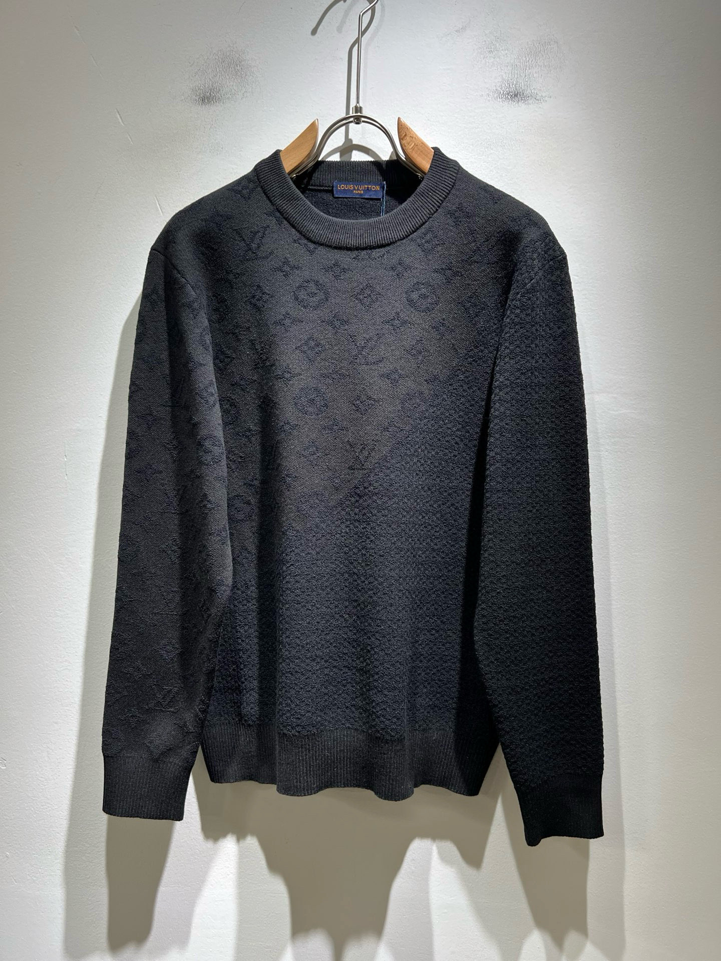 NO:655406,Louis Vuit*on autumn and winter Louis family light luxury knitted wool sweater!  Same decoration for men and women!  The new high-end of the Louis family, the details and quality are always so flawless, and the creative designs are endless. You are not a fashionista if you don’t buy a few pieces of Louis this autumn and winter. Panoramic logo pattern crochet design!  It is something that everyone loves. Made of top-quality wool blend, it is super soft and tough, and has excellent breathability. It comes from world-class trading OEM channels, and the quantity is extremely rare and sold out. It is a presbyopic item that is released every year by 'Donkey Brand'.  The body logo presents an unusual texture, clean and neat. This is the Louis family's unique skill and the latest craftsmanship of this season. The level of detail has reached the top, and the slim and three-dimensional tailoring is a unique design. It is a fusion of luxury and fashion!  Size M-3XL,,louis vuitton,louis vuitton,louis vuitton,alexander wang19860909Louis Vuit*on 秋冬路易家族轻奢针织羊毛衫！男女同款装饰！ 路易家族的新高端,细节品质永远的那么完美无瑕,创意设计层出不穷.今年秋冬季节没有入手几件路易你算不上时尚达人.全景logo图案钩织设计！实属人见人爱的东西.顶级羊毛混纺打造,超级柔软且具有韧性,透气感也是绝佳.来自世界级贸易级别的代工厂渠道,数量极其稀少售完无补.“驴牌”每年都会出的老花单品,立体Logo呈现不一般的质感,干净俐落.这是路易家族的看家绝活也是本季度的最新工艺.细致化程度已经达到顶端了,修身立体剪裁的版型设计堪称一绝.属于奢华与时尚的融合！尺码M-3XL,,louis vuitton,louis vuitton,louis vuitton,alexander wang,Men's clothing