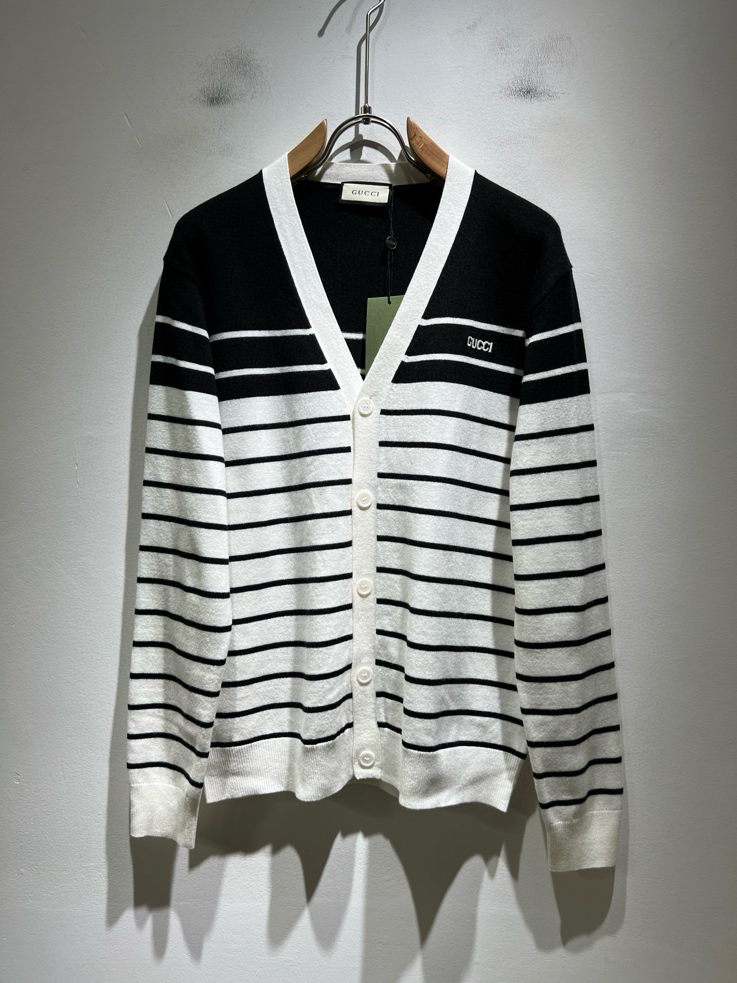 NO:657622,GUC*I Gujia's new fall and winter style knitted wool cardigan for men and women, with logo embroidery design on the chest!  Trading company channels are rare and available on the official website simultaneously!  G's autumn and winter series of couple sweaters are online, with classic color crochet designs!  This sweater is made of imported knitted wool!  The fabric feels thick and has a certain sense of weight. It has a soft and dense terry texture. It is breathable and skin-friendly and comfortable to wear. The color is beautiful, eye-catching and fashionable. The unique pattern will definitely make you stand out in the crowd!  Casual cut design!  The upper body effect is age-reducing and versatile, making it easy to wear in daily casual wear, and can be easily worn by both men and women!  Size M-3XL,,gucci,gucci,gucci,sweaters,alexander wang19860909GUC*I 古家 秋冬新款男女同款 针织羊毛开衫,胸前标志logo刺绣设计！贸易公司渠道稀出,同步官网发售！G家秋冬系列情侣毛衣上线,设计经典配色钩织设计！此款毛衣甄选客供进口针织羊毛材质！面料手感偏厚实,有一定的自重感,柔软绵密的毛圈肌理,贴身穿着透气亲肤舒适,色彩靓丽、吸睛时髦度爆棚,与众不同的图案绝对可以让你在人群中出彩万分！休闲版型裁剪设计！上身效果减龄又百搭,轻松Get起日常休闲穿搭,男女皆可轻松驾驭！尺码M-3XL,,gucci,gucci,gucci,sweaters,alexander wang,Men's clothing