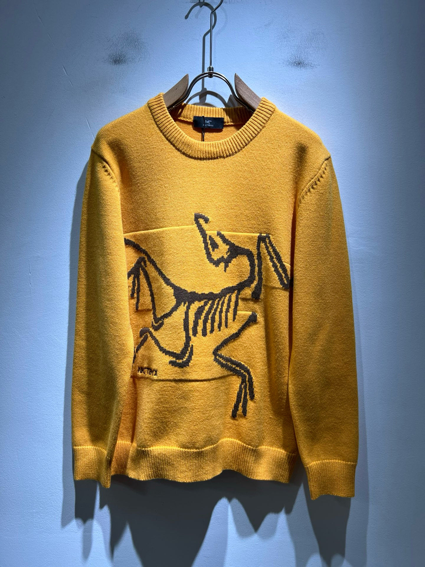 NO:650149,ARCTER *  In addition to being quite accomplished in style design, the most obvious or most proficient thing is that it has deeper unique insights and attainments in fabrics. Through continuous structural research and problem solving, it is characterized by unique research on fabrics. These alone are enough to support it to become one of the leading new logo brand images in the clothing manufacturing industry. This model is made of knitted wool!  It feels smooth and soft, with natural beauty and comfort at the same time. The large-body cut is simple and clean, and the fabric shows a different hazy structural beauty. It is made exclusively from custom molds. The fabric tests the skills of the workers and can be smooth and compliant without wrinkles!  Use color matching logo crochet design!  It really tests the handicrafts of each master!  It makes the whole thing clean and tidy, without leaving a trace of thread. Nowadays, men who are pursuing life are also more refined in their lives!  Size M-3XL,arc'teryx,alexander wang19860909ARCTER*X始*祖鸟 2025秋冬新款男女同款针织羊毛衫,户外品牌可能大家第一想到的就是加拿大鹅、始祖鸟.给人一种标签试的感觉！除了在款式设计上颇有造诣之外,最明显或者说最为拿手的,应该就是在面料上的拥有更深独特见解跟造诣了.通过不断地结构研究和问题处理,在以面料独特研究为特征,仅凭这些就已经足以支撑其成为服装制造行业中,首屈可数的新标志品牌形象.此款采用针织羊毛材质！手感细滑柔软,同时兼具自然美感跟舒适度.大身上版型裁剪简洁干净,面料上显现出了不一样朦胧的结构性美感来.独家开模定制而成,面料及其考验工人的技术,能做到平整服帖又不起皱！使用配色logo钩织设计！真的是很考验每位师傅的手工制作！使得整体干净利索,不留一丝线头.现在对于生活有所追求的男性也在生活中更为精致！尺码M-3XL,arc'teryx,alexander wang,Men's clothing