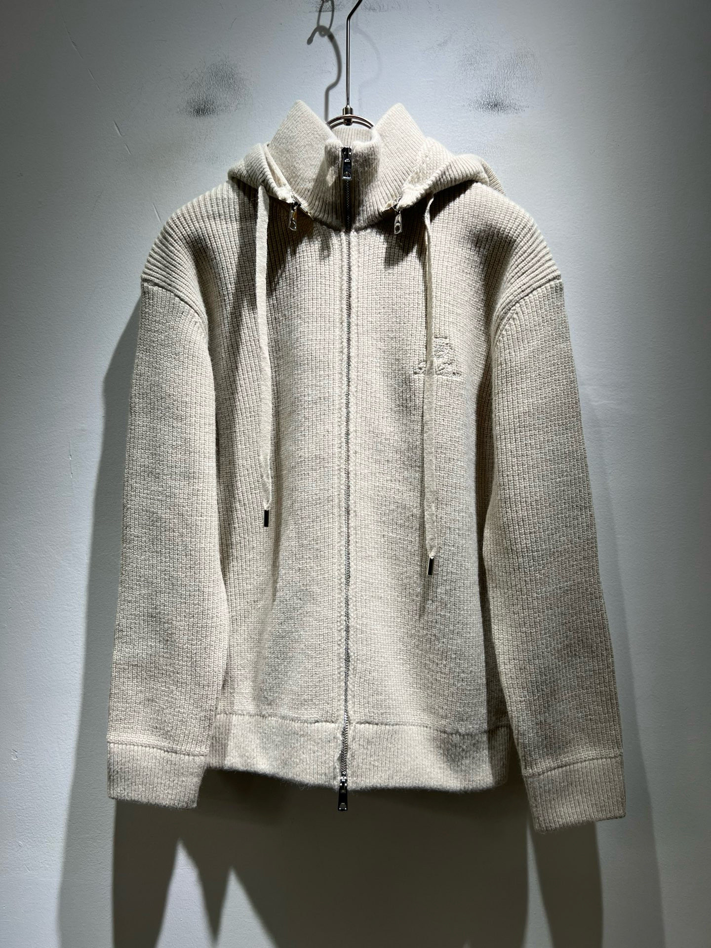 NO:650115,Loro Piana's removable hat!  The latest trade order knitted woolen sweaters for men in autumn and winter 2025, all in good condition!  !  The upper body is comfortable and breathable, not stiff, and the overall body has a rich three-dimensional sense. Quality export order, logo embroidery design on the chest!  The tailoring of the exclusive knitted wool fabric meets the simple needs of commuters. The upper body effect is very good, slimming, and not picky about the figure. The workmanship of the fabric... is impeccable. Only good craftsmanship and good fabrics can make you wear a good taste. It is a must-have item for everyone!  Size M-3XL,,loro piana,hats,alexander wang19860909Loro Piana诺悠翩雅 帽子可拆卸！2025秋冬男士最新的贸易订单针织羊毛衫,全品相！！上身舒适透气,不僵硬,整体有着丰富的立体感,品质出口订单,胸前logo图案刺绣设计！定制专属针织羊毛面料剪裁,满足通勤人们对于着装的简约需求,上身效果很好,显瘦,不挑剔身材.面料做工....无可挑剔,好工艺好面料才能穿出好品味一款,人手必备单品！尺码M-3XL,,loro piana,hats,alexander wang,Men's clothing