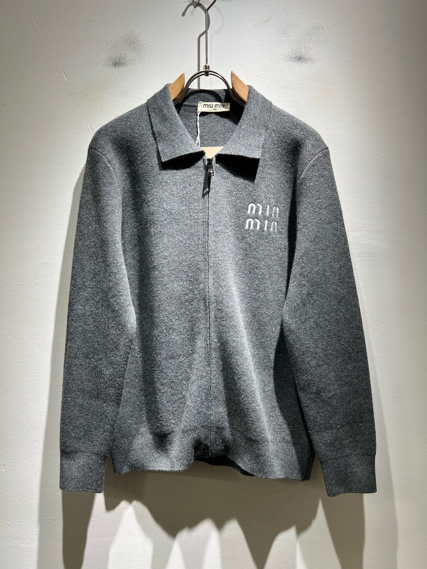 NO:650127,MIUMIU 2025 autumn and winter new knitted woolen sweaters for men and women, the brand's latest design elements!  It’s neither monotonous nor complicated, just the right amount to show off your taste!  Comfortable, sweat-absorbent and breathable are not a problem at all. The unique luxury feel of the fabric presents a simple and elegant temperament!  Logo embroidery design on the chest!  Full three-dimensional! Standard cutting design!  Every detail is in sync with high-end fashion. Size: M-3XL, miumiu, alexander wang19860909MIUMIU 谬谬 2025秋冬新款男女同款针织羊毛衫,品牌最新设计元素！既不单调也不复杂,恰到好处的展现品味！舒适吸汗透气根本不在话下,面料独具的高奢感呈现简约优雅气质！胸前logo刺绣设计！饱满立体!标准裁剪设计！每一处细节都是与高端时尚同步的体现.尺码:M-3XL,,miumiu,alexander wang,Men's clothing