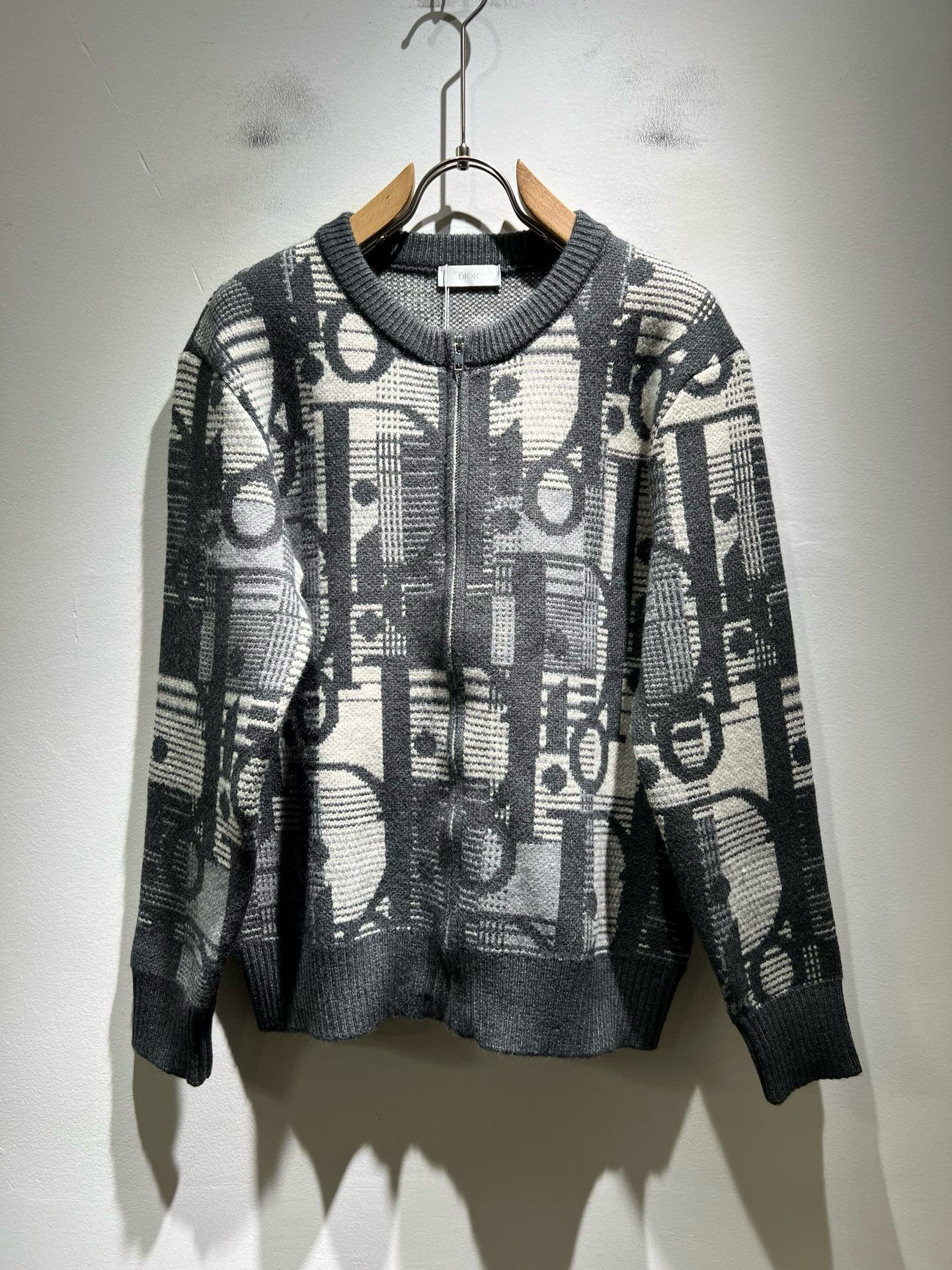 NO:650138,Dio*Dijia's new 2025 autumn and winter knitted woolen sweaters for men and women are on sale simultaneously at counters!  Customized exclusive wool fabric, easy to match, extremely high-grade, perfectly integrated into fashion and style, a top-notch fashionable style that is perfect for outer wear!  The whole thing gives people a natural feeling!  The ultimate classic uses the latest three-dimensional letter logo element crochet design!  The ultimate heavy work, the ultimate perfection!  Fans who pursue high quality should rush to buy it by themselves, and we sincerely invite all fans who know the goods to appreciate this model together!  !  Size M-3XL,,dior,dior,alexander wang19860909Dio*迪家 2025秋冬新款男女同款针织羊毛衫,专柜同步发售！定制专属羊毛面料,从容百搭,档次极高,完美融入时尚还有风情感一款完美符合外穿的顶尖时髦气质款！整体给人浑然天成的感觉！极致经典采用最新立体字母logo元素钩织设计！极致的重工极致的完美！追求高品质的粉丝们请自行抢购,诚邀所有识货的粉丝一同鉴赏此款！！尺码M-3XL,,dior,dior,alexander wang,Men's clothing