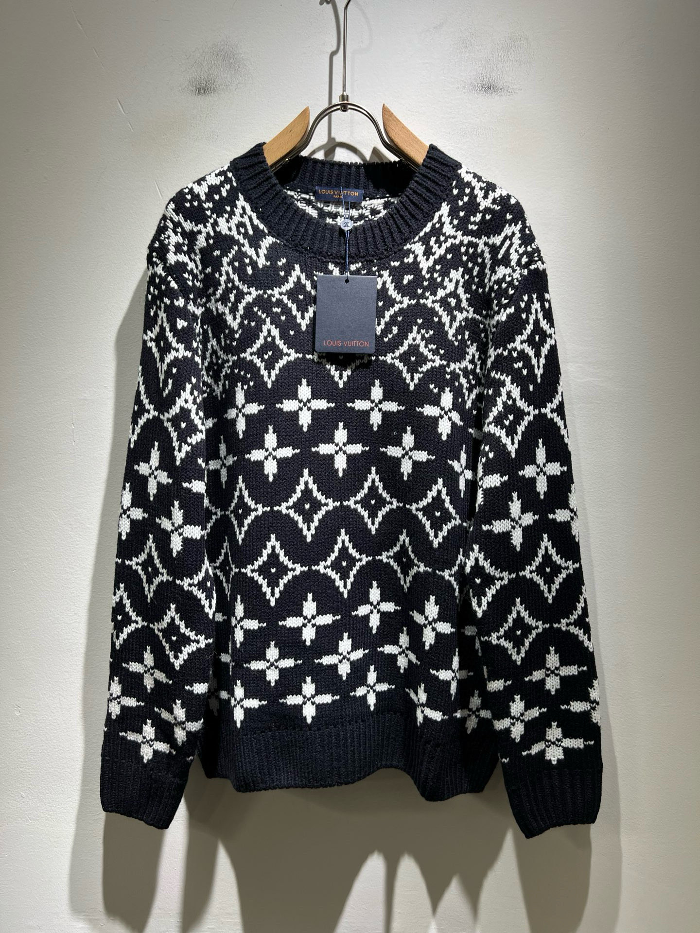 NO:650145,Louis Vuit*on 2025 autumn and winter Louis family light luxury knitted woolen sweater!  Same decoration for men and women!  The new high-end of the Louis family, the details and quality are always so flawless, and the creative designs are endless. You are not a fashionista if you don’t buy a few pieces of Louis this autumn and winter. Panoramic logo pattern crochet design!  It is something that everyone loves. Made of top-quality wool blend, it is super soft and tough, and has excellent breathability. It comes from world-class trading OEM channels, and the quantity is extremely rare and sold out. It is a presbyopic item that is released every year by 'Donkey Brand'.  The body logo presents an unusual texture, clean and neat. This is the Louis family's unique skill and the latest craftsmanship of this season. The level of detail has reached the top, and the slim and three-dimensional tailoring is a unique design. It is a fusion of luxury and fashion!  Size M-3XL,,louis vuitton,louis vuitton,louis vuitton,alexander wang19860909Louis Vuit*on 2025秋冬路易家族轻奢针织羊毛衫！男女同款装饰！ 路易家族的新高端,细节品质永远的那么完美无瑕,创意设计层出不穷.今年秋冬季节没有入手几件路易你算不上时尚达人.全景logo图案钩织设计！实属人见人爱的东西.顶级羊毛混纺打造,超级柔软且具有韧性,透气感也是绝佳.来自世界级贸易级别的代工厂渠道,数量极其稀少售完无补.“驴牌”每年都会出的老花单品,立体Logo呈现不一般的质感,干净俐落.这是路易家族的看家绝活也是本季度的最新工艺.细致化程度已经达到顶端了,修身立体剪裁的版型设计堪称一绝.属于奢华与时尚的融合！尺码M-3XL,,louis vuitton,louis vuitton,louis vuitton,alexander wang,Men's clothing