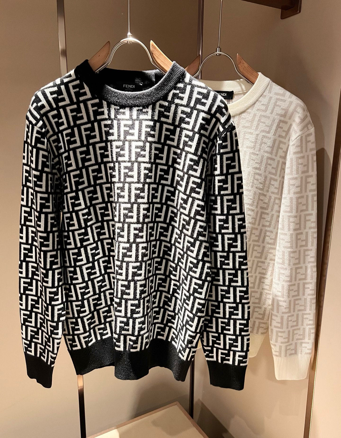 NO:650125,FEN*I Fen*di 2025 new autumn and winter FD family unisex knitted sweater for men and women, versatile for men and women. Original order from Italy, a popular item of the FD family, a representative and full-scale boutique, a boutique worth buying for all FD fans!  Pure Italian channel orders, the FD family's high-end and popular products, very popular items at the moment, high-end goods worth keeping for yourself and giving away!  The most classic BUGS series style items of the FD family are trendy and beautiful, full of trendy atmosphere, extremely high-grade and standard, and adopt the very classic FF logo crochet design!  It gives people a very strong visual impact, has a high degree of recognition, and is a top-notch exclusive wool fabric!  Made of soft, delicate and comfortable touch, the appearance is quite high-end and classy!  It perfectly interprets the charm of the brand and leaves a deep impression on people. It is more fashionable and charming, the upper body is generous and fashionable, and there is no pressure to wear it!  Wear it alone or paired with it, it’s a beautiful sight that can’t be ignored!  Size M-3XL,,fendi,dior,alexander wang19860909FEN*I 芬*迪 2025秋冬新款FD家族男女同款针织羊毛衫,男女同款百搭.意大利原厂订单,FD家族人气单品,代表性十足,规格感十足的精品,所有FD粉丝都值得抢购的精品！纯正意代渠道订单,FD家族的高奢人气爆款产物,当下十分火爆的单品,值得自留和送人的高端货！FD家族最为经典的BUGS系列款式单品,新潮又好看,潮流气息感十足,档次规格感极高,并且采用十分经典的FF标志logo钩织设计！给人的视觉冲击感相当强烈,有着极高的辨识度,顶级专属羊毛面料！打造,触感柔软细腻舒适,品相相当高级有档次！完美诠释品牌魅力,给人留下深刻印象.更具时尚与韵味,上身大方时尚,对于穿搭更是毫无压力！单穿内搭都极有味道,不可忽视的靓丽风景线！ 尺码M-3XL,,fendi,dior,alexander wang,Men's clothing