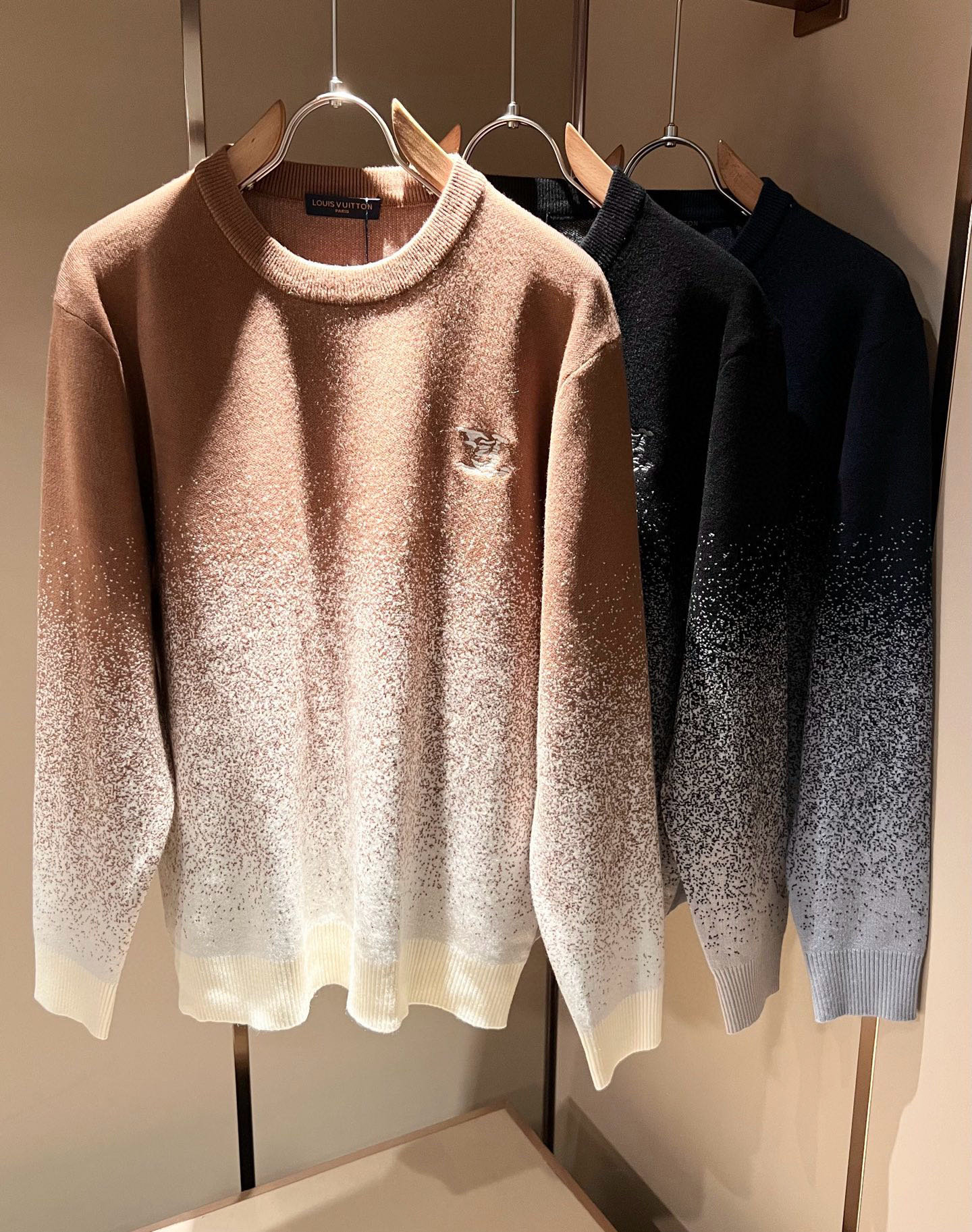 NO:650087,Louis Vuit*on 2025 autumn and winter Louis family light luxury Monogram crocheted knitted sweater!  Same decoration for men and women!  The new high-end of the Louis family, the details and quality are always so flawless, and the creative designs are endless. You are not a fashionista if you don’t buy a few pieces of Louis this autumn and winter. Monogram crochet pattern design!  It is something that everyone loves. Made of top-quality wool blend, it is super soft and tough, and has excellent breathability. It comes from world-class trading OEM channels, and the quantity is extremely rare and sold out. It is a presbyopic item that is released every year by 'Donkey Brand'.  The body logo presents an unusual texture, clean and neat. This is the Louis family's unique skill and the latest craftsmanship of this season. The level of detail has reached the top, and the slim and three-dimensional tailoring is a unique design. It is a fusion of luxury and fashion!  Size M-3XL,,louis vuitton,louis vuitton,louis vuitton,alexander wang19860909Louis Vuit*on 2025秋冬路易家族轻奢Monogram钩织针织羊毛衫！男女同款装饰！ 路易家族的新高端,细节品质永远的那么完美无瑕,创意设计层出不穷.今年秋冬季节没有入手几件路易你算不上时尚达人.Monogram钩织图案设计！实属人见人爱的东西.顶级羊毛混纺打造,超级柔软且具有韧性,透气感也是绝佳.来自世界级贸易级别的代工厂渠道,数量极其稀少售完无补.“驴牌”每年都会出的老花单品,立体Logo呈现不一般的质感,干净俐落.这是路易家族的看家绝活也是本季度的最新工艺.细致化程度已经达到顶端了,修身立体剪裁的版型设计堪称一绝.属于奢华与时尚的融合！尺码M-3XL,,louis vuitton,louis vuitton,louis vuitton,alexander wang,Men's clothing