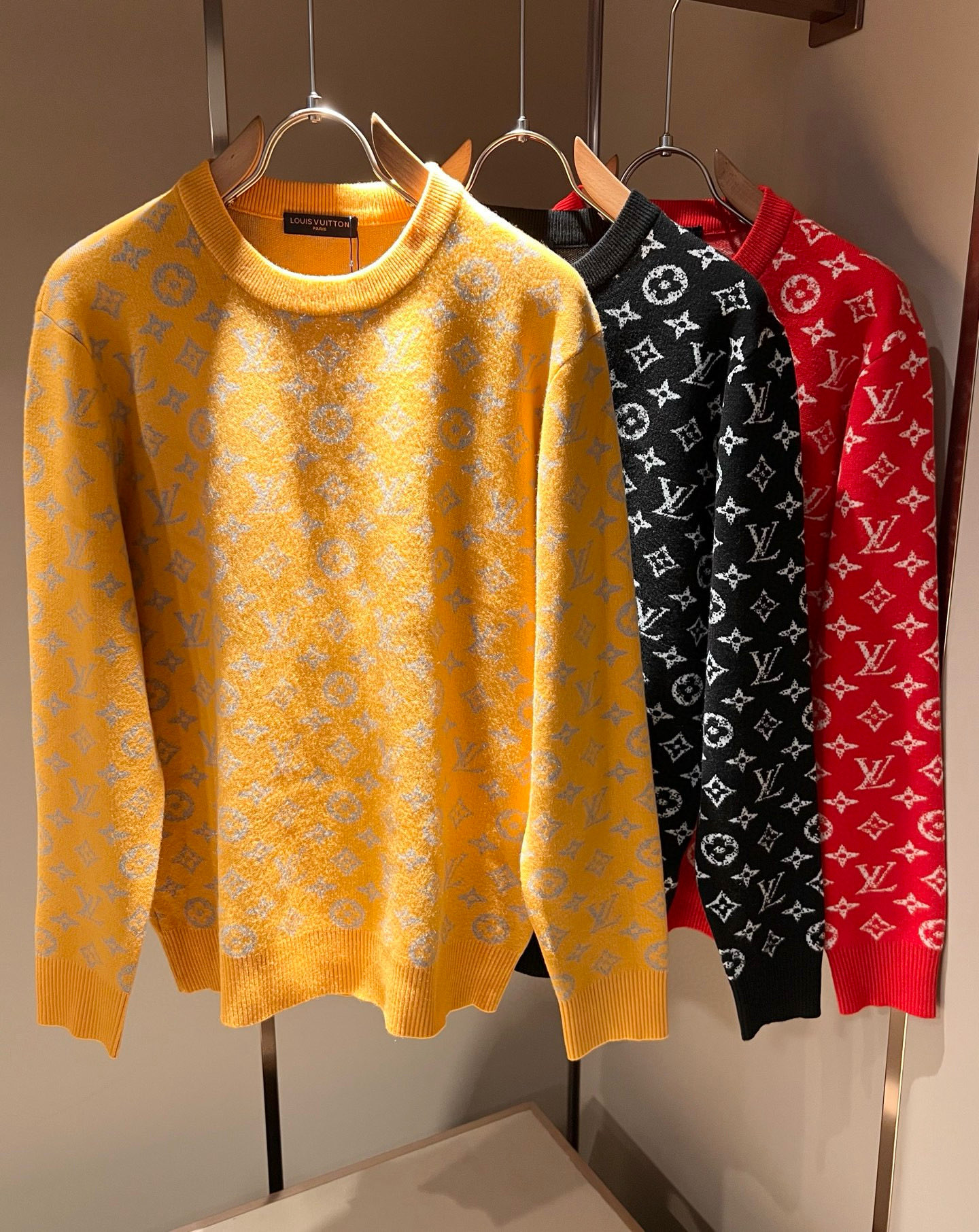 NO:650069,Louis Vuit*on 2025 autumn and winter Louis family light luxury Monogram crocheted knitted sweater!  Same decoration for men and women!  The new high-end of the Louis family, the details and quality are always so flawless, and the creative designs are endless. You are not a fashionista if you don’t buy a few pieces of Louis this autumn and winter. Monogram crochet pattern design!  It is something that everyone loves. Made of top-quality wool blend, it is super soft and tough, and has excellent breathability. It comes from world-class trading OEM channels, and the quantity is extremely rare and sold out. It is a presbyopic item that is released every year by 'Donkey Brand'.  The body logo presents an unusual texture, clean and neat. This is the Louis family's unique skill and the latest craftsmanship of this season. The level of detail has reached the top, and the slim and three-dimensional tailoring is a unique design. It is a fusion of luxury and fashion!  Size M-3XL,,louis vuitton,louis vuitton,louis vuitton,alexander wang19860909Louis Vuit*on 2025秋冬路易家族轻奢Monogram钩织针织羊毛衫！男女同款装饰！ 路易家族的新高端,细节品质永远的那么完美无瑕,创意设计层出不穷.今年秋冬季节没有入手几件路易你算不上时尚达人.Monogram钩织图案设计！实属人见人爱的东西.顶级羊毛混纺打造,超级柔软且具有韧性,透气感也是绝佳.来自世界级贸易级别的代工厂渠道,数量极其稀少售完无补.“驴牌”每年都会出的老花单品,立体Logo呈现不一般的质感,干净俐落.这是路易家族的看家绝活也是本季度的最新工艺.细致化程度已经达到顶端了,修身立体剪裁的版型设计堪称一绝.属于奢华与时尚的融合！尺码M-3XL,,louis vuitton,louis vuitton,louis vuitton,alexander wang,Men's clothing