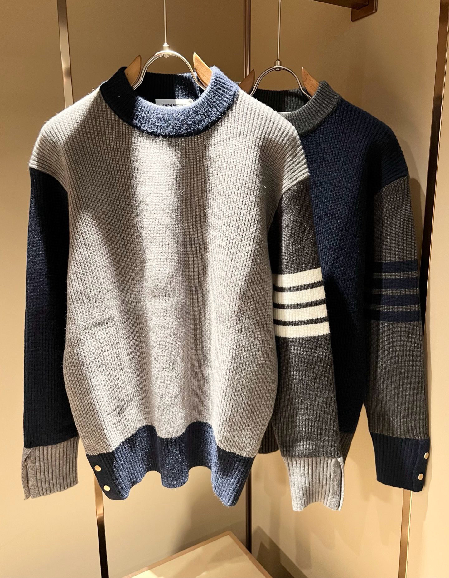 NO:650114,ThomBrow*e's 2025 autumn and winter new knitted wool sweater for men and women, this year's new counter product, super soft wool fabric for men and women!  A fashionable and versatile model for the city, it is sure to be super popular this year. It is a must-have artifact for autumn and winter. It has a unique texture and a soft and smooth feel. It is not a product that can be compared with ordinary fabrics. Regular knitted wool fabric design, crocheted with classic iconic stripe design!  A rare model that can only be found. Very attractive design, liningless inseam binding technology, and very detailed. It is a model that requires a lot of attention to technology. Details determine the high-end. Minimalist design elements of the season, a must-have item for trendy men, perfect fit, highly recommended!  Size M-3XL,,alexander wang19860909ThomBrow*e汤姆*朗2025秋冬新款男女同款针织羊毛衫,今年的专柜新品,男女同款超软羊毛面料！时尚都市百搭款,今年必定超火爆,秋冬必备神器,质感独特,手感柔嫩顺滑,不是一般面料所能对比的产品.常规的针织羊毛面料设计,钩织搭配经典标识性经典条纹设计！可遇不可求的款 非常极具魅力的设计,无里布内缝包边工艺,细节非常到位,要非常讲究技术的一款,细节决定高端.极简当季的设计元素,潮男必备单品,完美版型,强烈推荐！尺码M-3XL,,alexander wang,Men's clothing