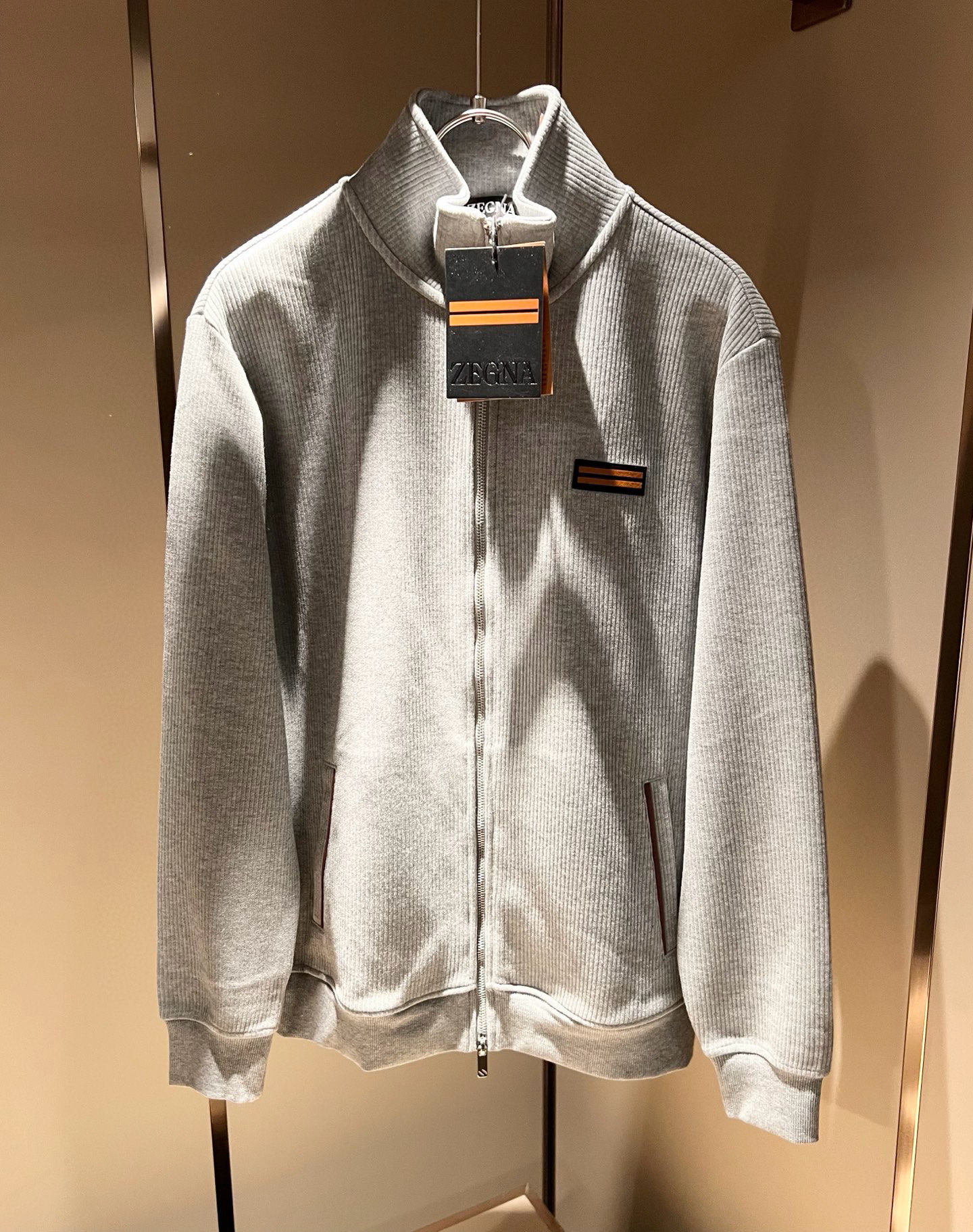 NO:650078,Ermenegildo Zeg*a 2025 autumn and winter new men's suit, order from foreign trade company!  It is one of Zegna’s classic proprietary fabrics!  Customized original pure cotton fabric!  The texture is warm, soft and delicate to the touch, but the shape is straight and stylish!  Details, extreme luxury...perfect interpretation of high-quality appearance. Sizes M-3XL,,zegna,alexander wang19860909Ermenegildo Zeg*a杰*亚 2025秋冬新品男士套装,外贸公司订单！是杰尼亚经典的专有织物之一！ 定制原版纯棉面料！质地保暖,触感又柔软细腻、但型态又笔挺有型！ 细节、奢华极致… 完美演绎高品质品相.尺码M-3XL,,zegna,alexander wang,Men's clothing