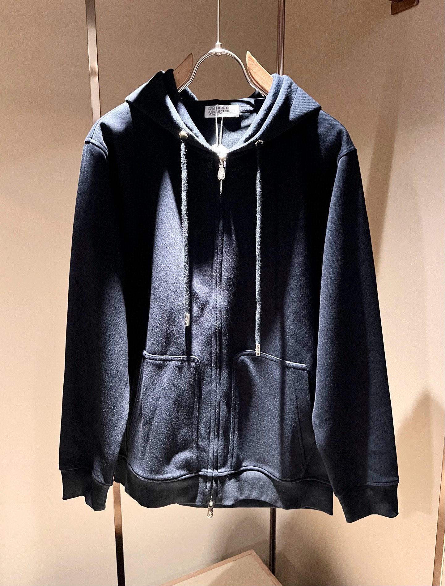 NO:650108,BC-Brunello Cucineli 2025 new autumn and winter men's casual suit, a fashionable and versatile item that many celebrities love to wear!  The zipper LOGO hardware is super nice. Friends who like classic simplicity must not miss this one!  The calm and elegant brand style has always been favored by the upper class! It is also the best choice for fashion items!  The upper body is so handsome, highly recommended!  !  !  The biggest attraction of this short-sleeved shirt is not only its own brand added value, but also the fact that this short-sleeved shirt is very cost-effective in terms of color matching and material!  Customized original exclusive fabric material design!  Eco-friendly washing, customized fabrics, and pre-shrinking treatment ensure a crisp fit. The combed cotton fabric feels super soft and smooth and absorbs sweat!  It does not deform after washing, feels comfortable and smooth, and the upper body is soft and comfortable. The classic fashionable lapel design is simple but not complicated, and it is very attractive!  Size M-3XL,, brunello cucinelli, T-shirt, alexander wang19860909BC-Brunello Cucineli 2025秋冬新款男士休闲套装,众多明星都爱穿的时尚百搭单品！拉链LOGO五金超级好看,喜欢经典简约的朋友,一定不能错过了这款！沉稳大气的品牌风格一直以来备受上层人士的青睐!也是时尚单品的不二之选！ 上身帅到爆了,强烈推荐！！！这件短袖最大的吸引力除了他本身的品牌附加值,更加肯定的是这款短袖无论在颜色搭配还是材质上都有很高的性价比！ 定制原版专属面料材质设计！环保水洗,定制面料,预缩处理,确保版型的挺括,精梳棉面料手感超柔顺滑又吸汗！洗水不变形,手感舒适顺滑,上身柔和舒适,经典的时尚翻领设计,精简不繁,很是耐看！码数M-3XL,,brunello cucinelli,T-shirt,alexander wang,Men's clothing