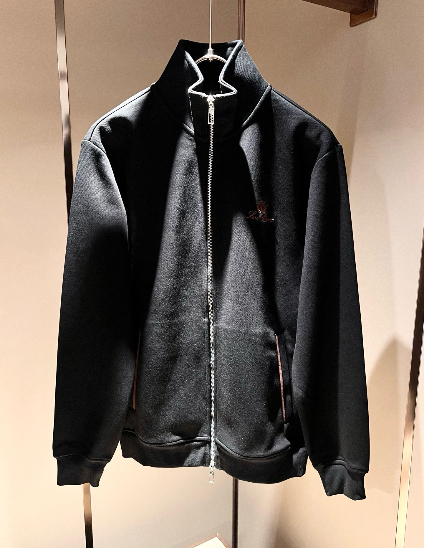 NO:650095,Loro Piana 2025 autumn and winter men's suits, the latest trade orders in full condition!  !  Internet celebrity model!  The upper body is comfortable and breathable, not stiff, and the whole body has a rich three-dimensional sense. Quality export order, customized exclusive pure cotton fabric tailoring, and logo embroidery design on the chest!  It meets the simple needs of commuters for dressing. The upper body effect is very good, slimming, and not picky about the figure. The fabric workmanship is impeccable. Only good craftsmanship and good fabrics can make you wear a good taste. It is a must-have item for everyone!  Size M-4XL,,loro piana,alexander wang19860909Loro Piana诺悠翩雅 2025秋冬男士套装,最新的贸易订单全品相！！网红款！上身舒适透气,不僵硬,整体有着丰富的立体感,品质出口订单,定制专属纯棉面料剪裁,胸前logo图案刺绣设计！满足通勤人们对于着装的简约需求,上身效果很好,显瘦,不挑剔身材.面料做工....无可挑剔,好工艺好面料才能穿出好品味一款,人手必备单品！尺码M-4XL,,loro piana,alexander wang,Men's clothing