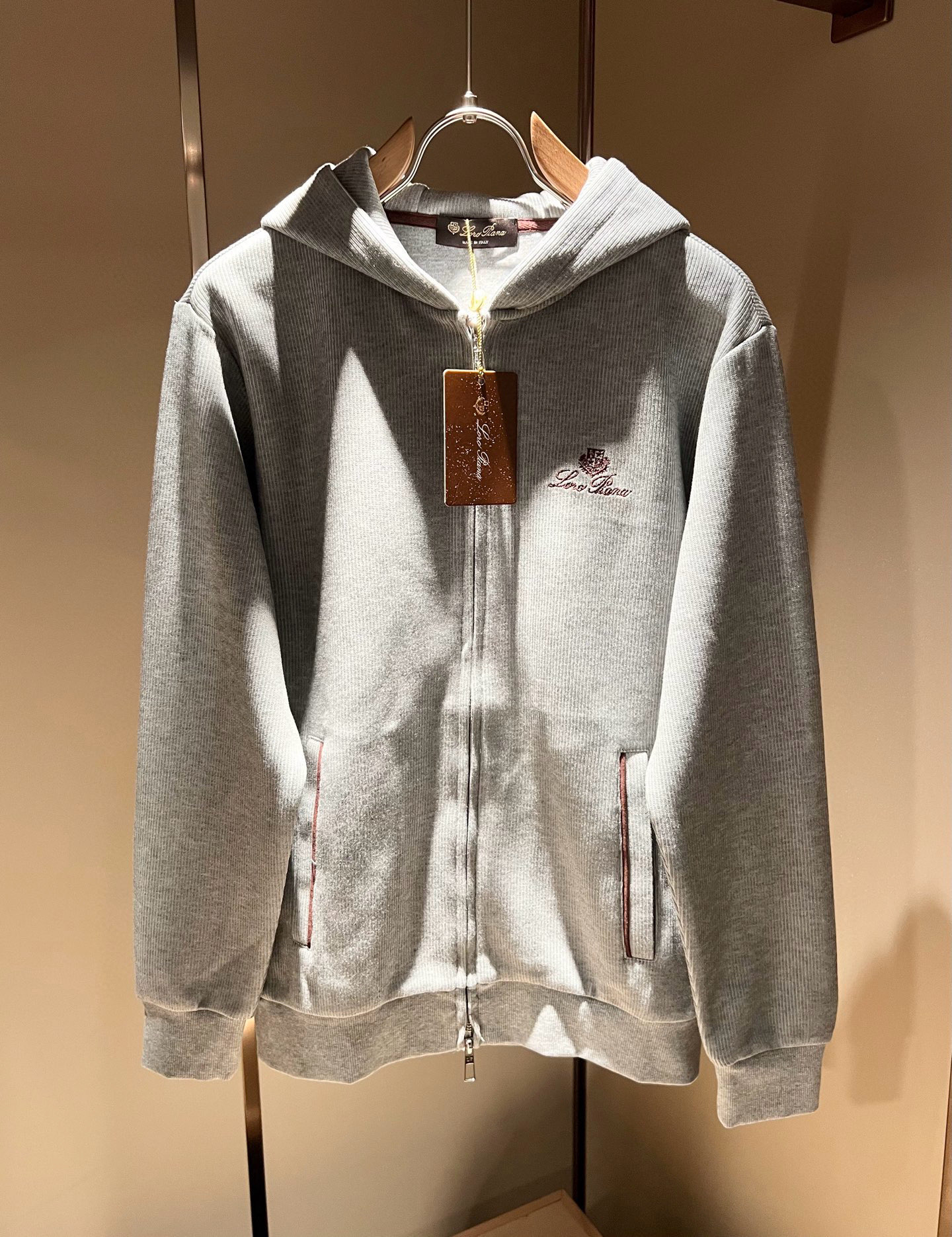 NO:652804,Loro Piana autumn and winter men's suits, the latest trade orders in full condition!  !  Internet celebrity model!  The upper body is comfortable and breathable, not stiff, and the whole body has a rich three-dimensional sense. Quality export order, customized exclusive pure cotton fabric tailoring, and logo embroidery design on the chest!  It meets the simple needs of commuters for dressing. The upper body effect is very good, slimming, and not picky about the figure. The fabric workmanship is impeccable. Only good craftsmanship and good fabrics can make you wear a good taste. It is a must-have item for everyone!  Size M-4XL,,loro piana,alexander wang19860909Loro Piana诺悠翩雅 秋冬男士套装,最新的贸易订单全品相！！网红款！上身舒适透气,不僵硬,整体有着丰富的立体感,品质出口订单,定制专属纯棉面料剪裁,胸前logo图案刺绣设计！满足通勤人们对于着装的简约需求,上身效果很好,显瘦,不挑剔身材.面料做工....无可挑剔,好工艺好面料才能穿出好品味一款,人手必备单品！尺码M-4XL,,loro piana,alexander wang,Men's clothing