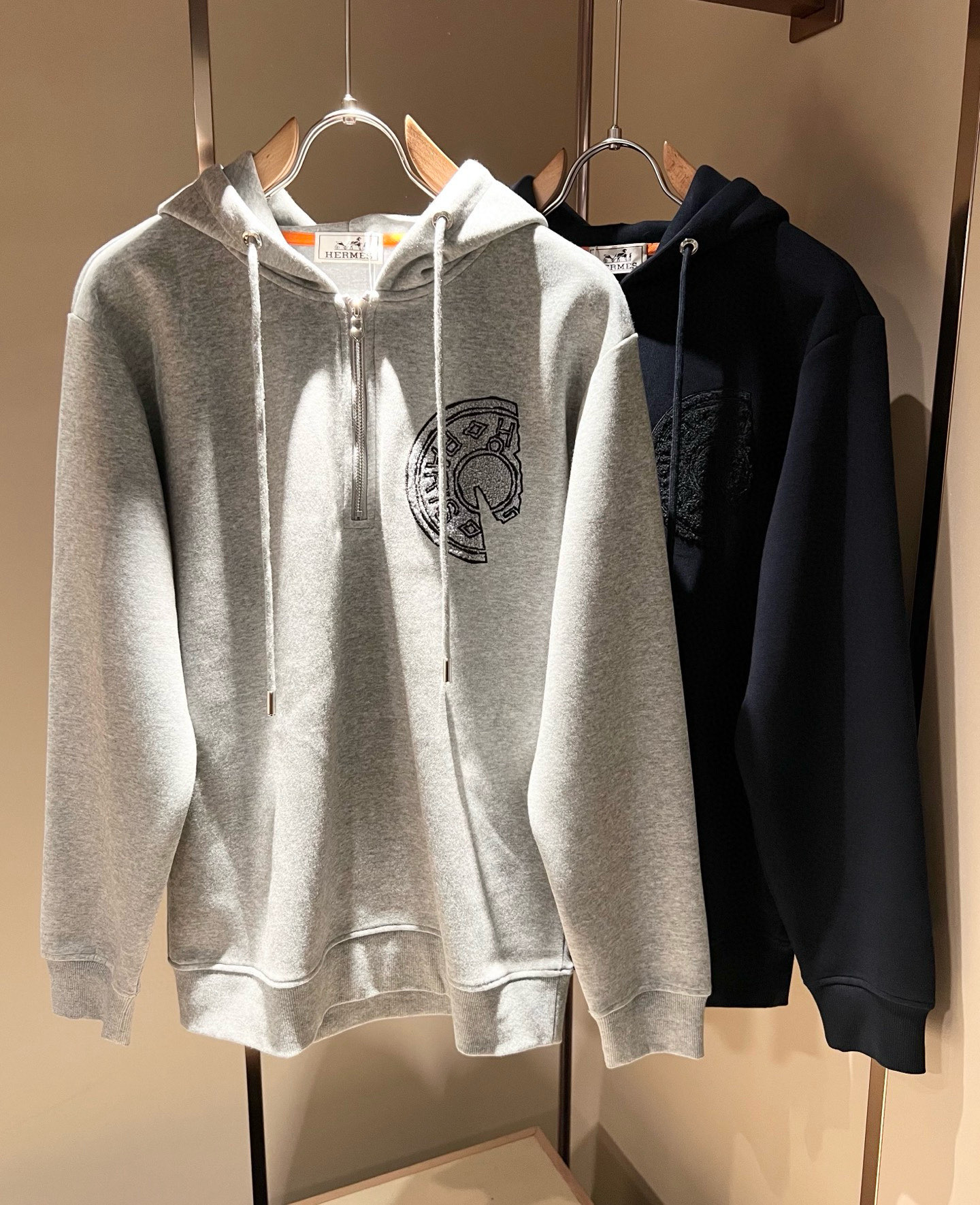 NO:650119,Her*mes 2025 autumn and winter new men's long-sleeved sweatshirt, a brand new and upgraded versatile basic style, low-key luxury, the choice of quality!  Select high-quality selected pure cotton fabrics!  It is made to enjoy a relaxed and comfortable wearing experience, with super vertical performance. It has a strong artistic sense and iconic logo embroidery design. The craftsmanship is meticulous and highly recognizable, showing a new brand micro-label culture!  Classic and perfect design, precise cutting. Simple and elegant style, but also able to show fashionable charm in daily casual life. Sizes M-3XL, hoodie, sweatshirts, alexander wang19860909Her*mes爱*仕2025秋冬新款男士长袖卫衣,全新升级百搭基础款,低调奢华,品格之选！甄选优质精选纯棉面料！打造而成,享受轻松自在的穿着体验,有着超强的垂直性能 艺术感极强标志性logo刺绣工艺设计,工艺细致,辨识度极高,展现全新品牌微标文化！经典完美版型设计,在裁剪上精准到位.简约大气风格,又能在日常休闲生活中展现时尚魅力.尺码M-3XL,,hoodie,sweatshirts,alexander wang,Men's clothing