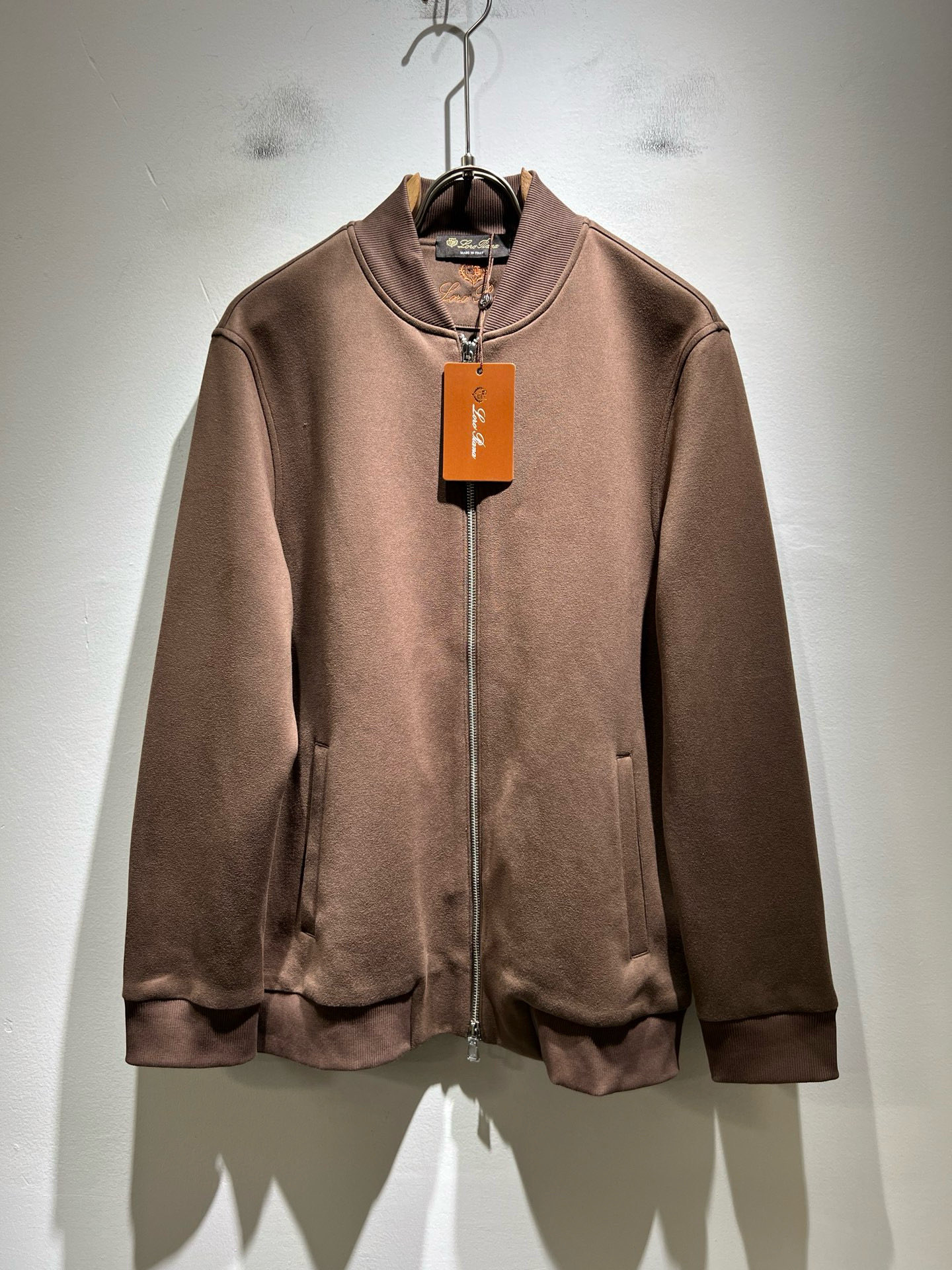 NO:650121,Loro Piana 2025 autumn and winter new men's casual jackets, orders from foreign trade companies!  Customer-supplied imitation velvet cotton material, embroidered logo design!  One of the classic proprietary fabrics!  The texture is light, soft and delicate to the touch, but the shape is straight and stylish!  It adopts a multi-layer structure and is windproof. The pockets are decorated with details, which is the ultimate luxury... Perfect interpretation of high-quality appearance. Sizes M-4XL,,loro piana,jackets & coats,jackets & coats,alexander wang19860909Loro Piana诺悠翩雅 2025秋冬新品男士休闲夹克外套,外贸公司订单！客供仿绒棉材质,刺绣logo设计！经典的专有织物之一！ 质地轻盈、触感又柔软细腻、但型态又笔挺有型！ 采用多层结构、具备防风性能. 口袋饰有细节、奢华极致… 完美演绎高品质品相.尺码M-4XL,,loro piana,jackets & coats,jackets & coats,alexander wang,Men's clothing