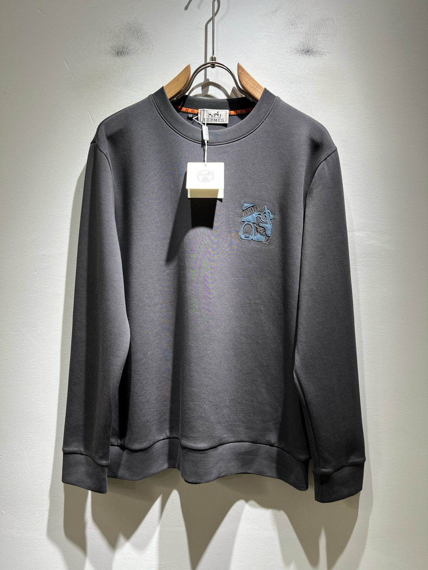 NO:650109,Her*mes 2025 autumn and winter new style sweatshirts for men and women, newly upgraded and versatile basic style, low-key luxury, the choice of quality!  Made of high-quality selected pure cotton, it has good hygroscopicity, is comfortable and breathable, allows you to enjoy a relaxed wearing experience, and has super vertical performance. It has a strong artistic sense and iconic logo embroidery design, meticulous craftsmanship, and high recognition, showing a new brand micro-label culture!  Classic and perfect design, precise cutting. Simple and elegant style, but also able to show fashionable charm in daily casual life. Sizes M-4XL, hoodie, sweatshirts, alexander wang19860909Her*mes爱*仕2025秋冬新款男女同款卫衣,全新升级百搭基础款,低调奢华,品格之选！甄选优质精选纯棉打造而成,吸湿性好,舒适透气,享受轻松自在的穿着体验,有着超强的垂直性能 艺术感极强标志性logo刺绣设计,工艺细致,辨识度极高,展现全新品牌微标文化！经典完美版型设计,在裁剪上精准到位.简约大气风格,又能在日常休闲生活中展现时尚魅力.尺码M-4XL,,hoodie,sweatshirts,alexander wang,Men's clothing