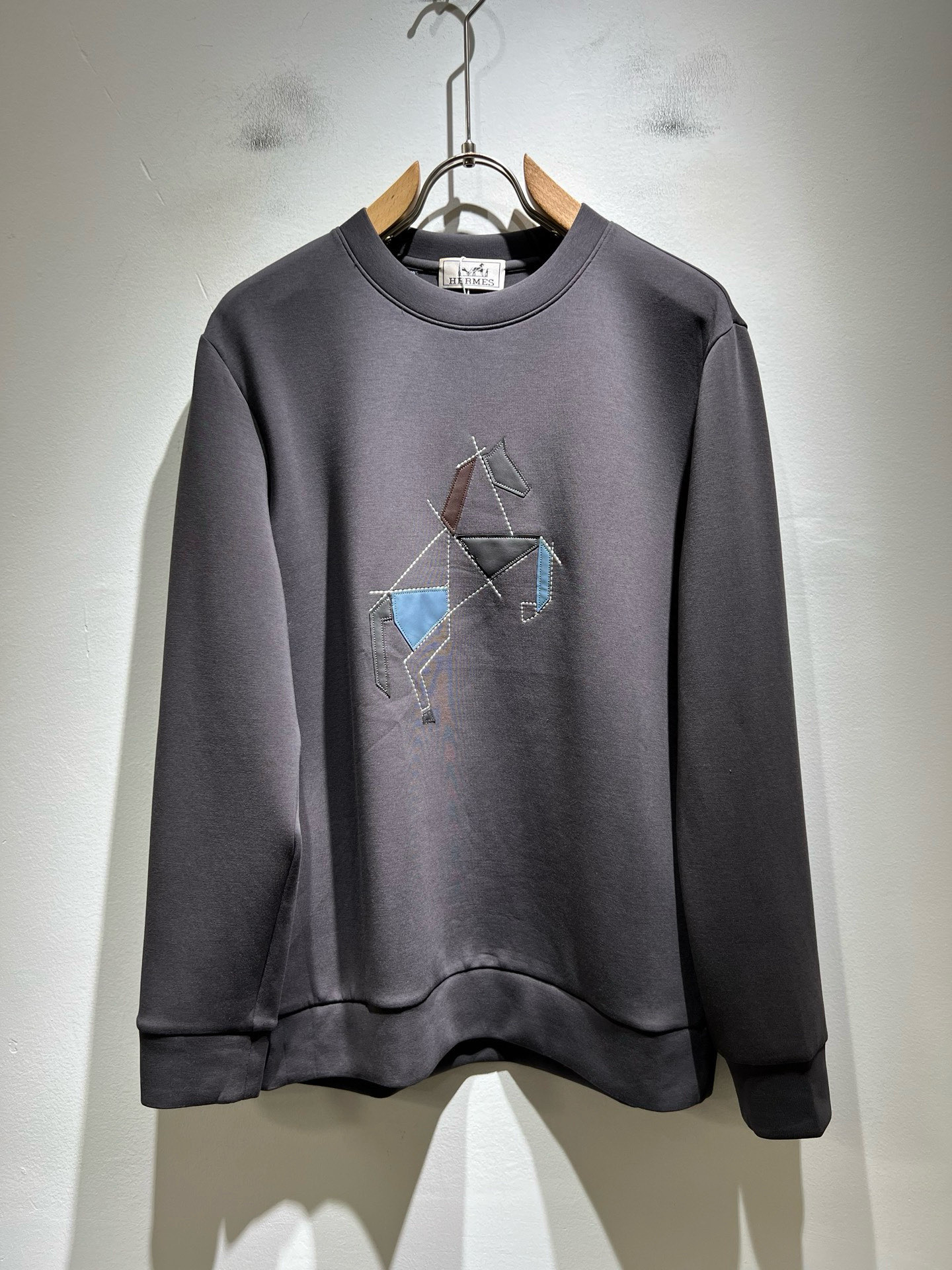 NO:650131,Her*mes 2025 autumn and winter new style sweatshirts for men and women, newly upgraded and versatile basic style, low-key luxury, the choice of quality!  Made of high-quality selected pure cotton, it has good hygroscopicity, is comfortable and breathable, allows you to enjoy a relaxed wearing experience, and has super vertical performance. It has a strong artistic sense and iconic logo embroidery design, meticulous craftsmanship, and high recognition, showing a new brand micro-label culture!  Classic and perfect design, precise cutting. Simple and elegant style, but also able to show fashionable charm in daily casual life. Sizes M-4XL, hoodie, sweatshirts, alexander wang19860909Her*mes爱*仕2025秋冬新款男女同款卫衣,全新升级百搭基础款,低调奢华,品格之选！甄选优质精选纯棉打造而成,吸湿性好,舒适透气,享受轻松自在的穿着体验,有着超强的垂直性能 艺术感极强标志性logo刺绣设计,工艺细致,辨识度极高,展现全新品牌微标文化！经典完美版型设计,在裁剪上精准到位.简约大气风格,又能在日常休闲生活中展现时尚魅力.尺码M-4XL,,hoodie,sweatshirts,alexander wang,Men's clothing