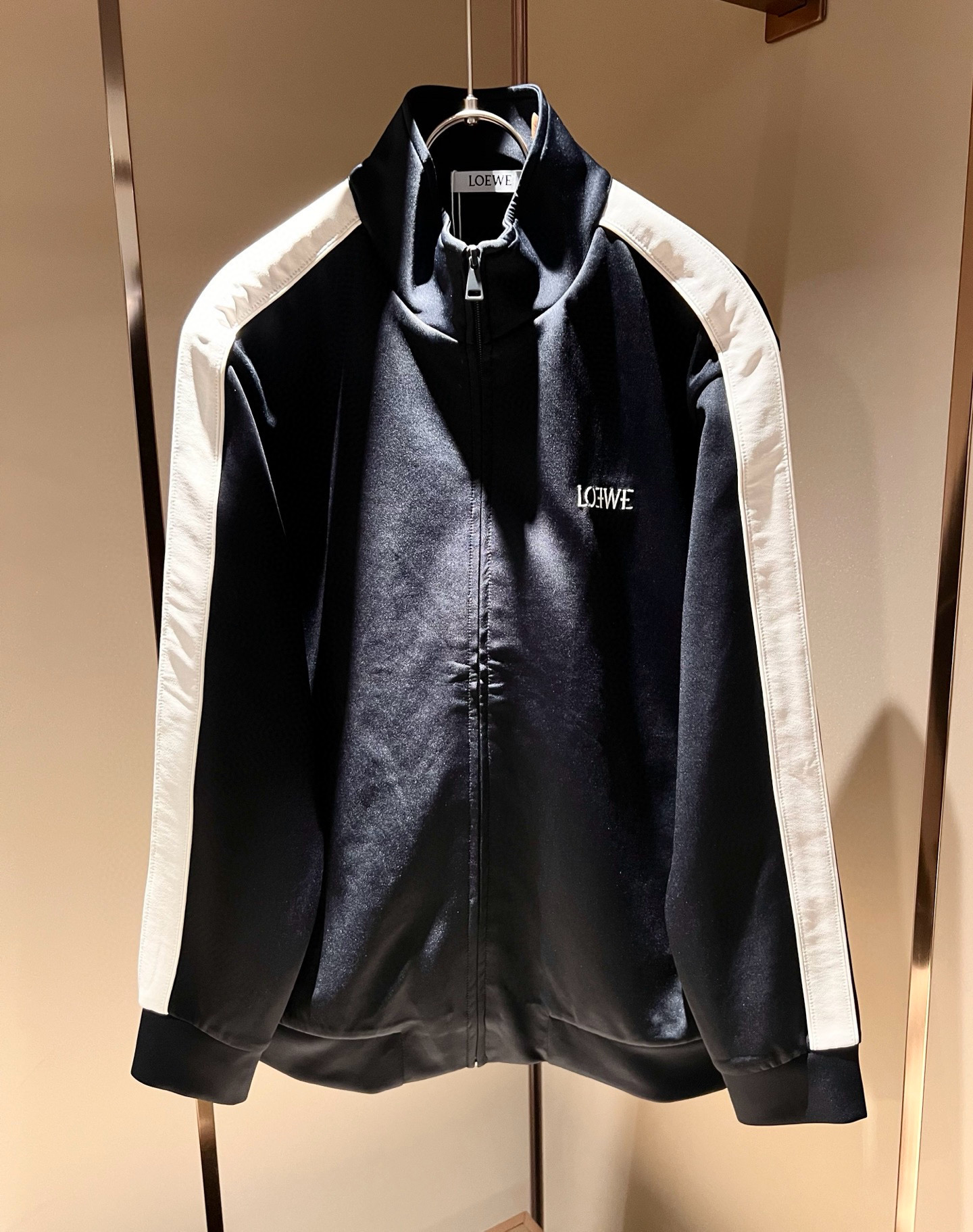 NO:652835,LOE*WE autumn and winter suits for men and women, Italian original order channel, highly personalized high-end trend, logo pattern embroidery design!  Customized original pure cotton fabric!  !  !  The latest popular fashion product has arrived. It is a simple and high-end fashion item. It is a fashion product with very high-end charm and is a must-have item for fashion trends!  Italian original factory channel, special supply level order, released simultaneously by Hong Kong, Macao and Taiwan buyer stores. This model is also the latest popular product of Loewe family this year, and it is also the most classic product. Its specifications and quality are beyond doubt!  !  The selection is extremely diverse. It goes without saying that this style has that fresh and natural feeling, which highlights the brand's charm and high-end sense. The texture of this style is very good, and the weight and color that can be felt by hand are even better on the skin. It is a full wearing enjoyment!  !  Size: M-4XL,,loewe,loewe, 19860909LOE*WE罗*威 秋冬男女同款套装,意大利原厂订单渠道,极具个性高级潮风,标志logo图案刺绣工艺设计！定制原版纯棉面料！！！最新时尚潮流人气产物驾到,又是一款简约高级的时尚单品,穿搭魅力十分高级不俗的时尚产物 ,时尚潮流必备单品！意大利原厂渠道,特供级别订单,同步港澳台买手店发布,此款也是罗意威家今年的最新人气产物,也是最经典的产物,其规格跟档次更是毋庸置疑！！ 选择极具多样化,言而喻此款自然具备那种清新自然的感觉,彰显品牌魅力与高级感,此款的质感十分的到位,用手可以感知的重磅跟出彩亲肤程度更是上佳,十足的穿着享受！！尺码:M-4XL,,loewe,loewe, ,Men's clothing