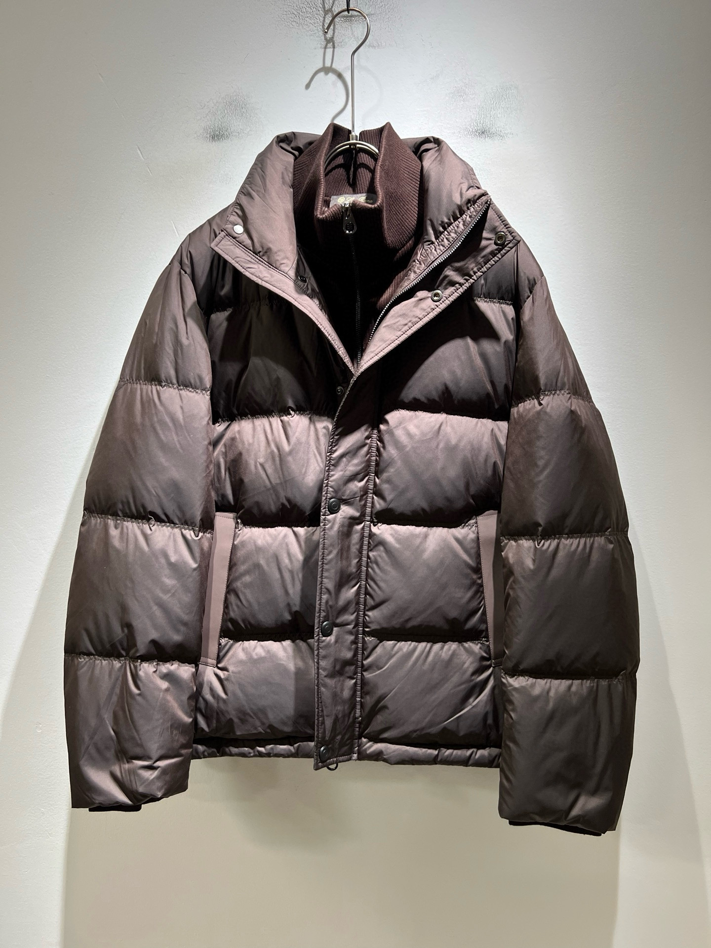 NO:650156,Loro Piana's 2025 autumn and winter new men's and women's down jackets are rarely available through trading company channels and will be sold simultaneously on the official website!  The autumn and winter series of couple's down are online. This down is made of imported 95 white duck down!  It is soft and dense, breathable and comfortable to wear next to the skin. The color is beautiful, eye-catching and fashionable. The unique pattern will definitely make you stand out in the crowd!  Casual cut design!  The upper body effect is age-reducing and versatile, making it easy to wear in daily casual wear, and can be easily worn by both men and women!  Size M-3XL,,loro piana,jackets & coats,down jacket,alexander wang19860909Loro Piana诺悠翩雅 2025秋冬新款男女同款 羽绒服外套,贸易公司渠道稀出,同步官网发售！秋冬系列情侣羽绒上线,此款羽绒甄选客供进口95白鸭绒材质！柔软绵密,贴身穿着透气亲肤舒适,色彩靓丽、吸睛时髦度爆棚,与众不同的图案绝对可以让你在人群中出彩万分！休闲版型裁剪设计！上身效果减龄又百搭,轻松Get起日常休闲穿搭,男女皆可轻松驾驭！尺码M-3XL,,loro piana,jackets & coats,down jacket,alexander wang,Men's clothing