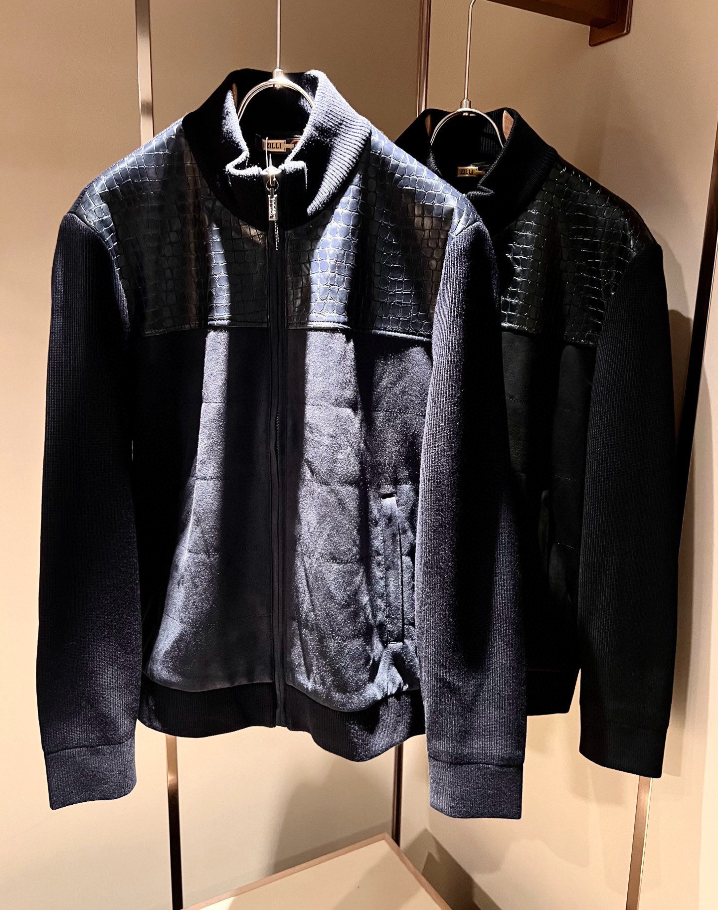 NO:650144,ZILLI 2025 new autumn and winter men's jackets, the latest trade orders, complete products!  !  Internet celebrity model!  Designed with logo hardware pattern!  The upper body is comfortable and breathable, not stiff, and the overall body has a rich three-dimensional sense. Quality export order, customized exclusive knitted fabric tailoring, to meet the simple needs of commuters for dressing. The upper body effect is very good, slimming, and not picky about the figure. The fabric workmanship... is impeccable. Only good craftsmanship and good fabrics can wear a good taste. It is a must-have item for everyone!  Simple but not simple, simple lines outline an elegant figure, whether it is a business occasion or leisure time, it can show your taste and style. It shows a unique artistic sense. It is also a comfortable and practical summer item, suitable for people of different ages and genders. Size M-3XL,,jackets & coats,jackets & coats,alexander wang19860909ZILLI 2025秋冬新款男士夹克外套,最新的贸易订单全品相！！网红款！采用logo五金图案设计！上身舒适透气,不僵硬,整体有着丰富的立体感,品质出口订单,定制专属针织面料剪裁,满足通勤人们对于着装的简约需求,上身效果很好,显瘦,不挑剔身材.面料做工....无可挑剔,好工艺好面料才能穿出好品味一款,人手必备单品！简约而不简单,简约的线条勾勒出优雅的身形,无论是商务场合还是休闲时光,都能展现出你的品味与格调.展现出独特的艺术感.也是一款、舒适且实用的夏季单品,适合不同年龄段和性别的人群穿着. 码数M-3XL,,jackets & coats,jackets & coats,alexander wang,Men's clothing