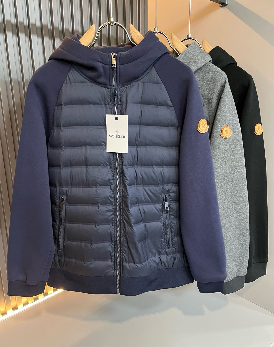 NO:650077,Monc*ler hooded 2025 autumn and winter classic down splicing jacket, urban fashion and casual style!  Super soft fabric, handsome and popular jacket. Fashionable urban versatile style, quick-drying, quick dehydration and drying after washing, breathable and fashionable upper body, light luster, unique texture, soft and smooth feel, excellent details. It is not a product that can be compared with ordinary fabrics. Conventional hooded design, classic hooded leather labels on the sleeves, very attractive design, elasticated hem and cuffs.  Inseam hemming process, customized original logo hardware and accessories design!  The inside is spliced ​​with 90% white duck down!  The details are in place. It gives outdoor users a full experience and perfect protection, bringing us closer to the challenges of nature!  Minimalist design elements of the season, a must-have item for trendy men, perfect slim fit, highly recommended!  Size M-4XL,,Moncler,jackets & coats,jackets & coats,down jacket,hats,alexander wang19860909Monc*ler蒙*口 2025秋冬经典羽绒拼接夹克外套,都市时尚休闲款！面料超软面料帅酷爆款夹克外套.时尚都市百搭款款,速干衣,水洗后快速脱水干爽,上身透气而且时尚靓丽,淡淡光泽,质感独特,手感柔嫩顺滑,细节出色 不是一般面料所能对比的产品.常规的连帽设计,袖子饰经典蒙口皮革贴标,非常极具魅力的设计,下摆及袖口钧为松紧束口 内缝包边工艺,定制原版logo五金辅料设计！内里拼接90白鸭绒！细节非常到位.给户外使用者充分的体验和完善的保护,让我们更接近大自然的挑战！极简当季的设计元素,潮男必备单品,完美修身版型,强烈推荐！尺码M-4XL,,Moncler,jackets & coats,jackets & coats,down jacket,hats,alexander wang,Men's clothing