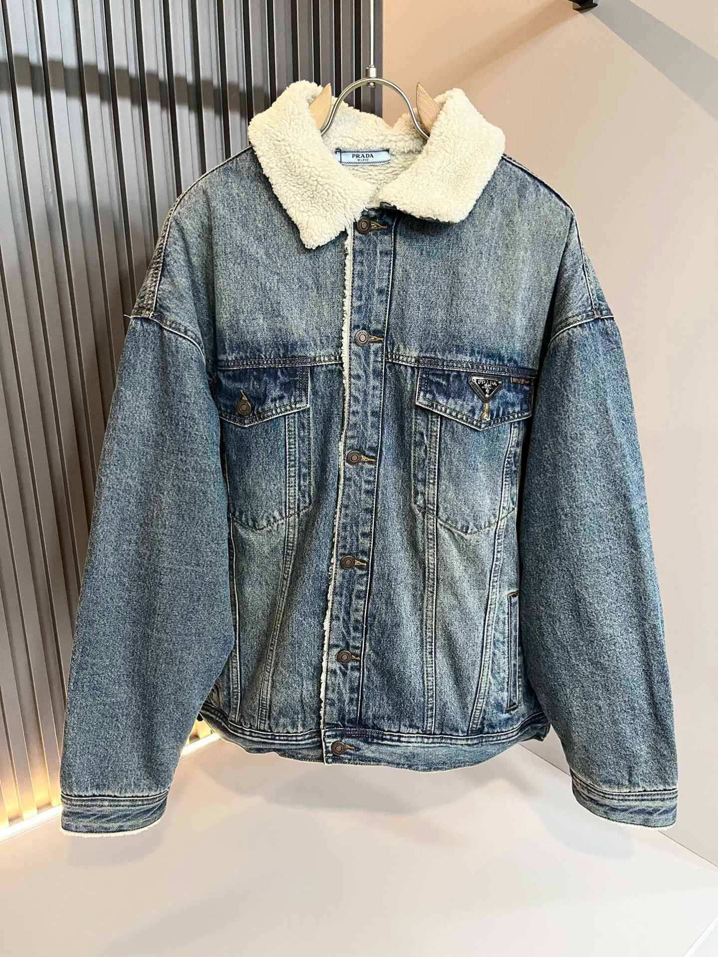 NO:650033,PRA*DA Prada 2025 new autumn style imitation lambswool denim jacket for men and women, new product on sale!  Denim orchids are high-end, versatile and pragmatic without being sensational!  Limited edition for Hong Kong, Macao and Taiwan!  The interior is spliced ​​with imitation lambswool fabric!  The three-dimensional cutting pure cotton material is not easy to wrinkle. The pure cotton material is breathable and comfortable. It is undertaken by a Taiwanese foreign trade company. The exquisite and delicate material seems to be Prada's patent. High quality. Customized chest pocket triangle logo design!  Integrated with modern people's lifestyle, not only the materials, colors and styles, but also the life philosophy behind the design coincides with the dual mentality of modern people pursuing practicality and popular beauty. A perfect balance between function and aesthetics is not only a display of fashion trends, but also the ultimate in modern aesthetics. Another alternative to mature style, size M-3XL, prada, prada, jackets & coats, jackets & coats, alexander wang19860909PRA*DA 普拉达 2025秋季新款男女同款仿羊羔毛牛仔夹克外套,新品发售！牛仔兰高级百搭实用主义不哗众取宠！港澳台地区限定款！内里拼接仿羊羔毛面料！立体裁剪纯棉材质不易褶皱纯棉材质透气舒适、台湾外贸公司承接、材质精致细腻似乎是普拉达专利品质上乘 定制胸前口袋三角logo设计！与现代人生活形态水乳相融,不仅在材料、颜色与款式工夫,设计背后的生活哲学正巧契合现代人追求切身实用与流行美观的双重心态,在机能与美学之间取得完美平衡,不但是时尚潮流的展现,更是现代美学的极致.的另一种选择替代风格成熟、尺码M-3XL,,prada,prada,jackets & coats,jackets & coats,alexander wang,Men's clothing