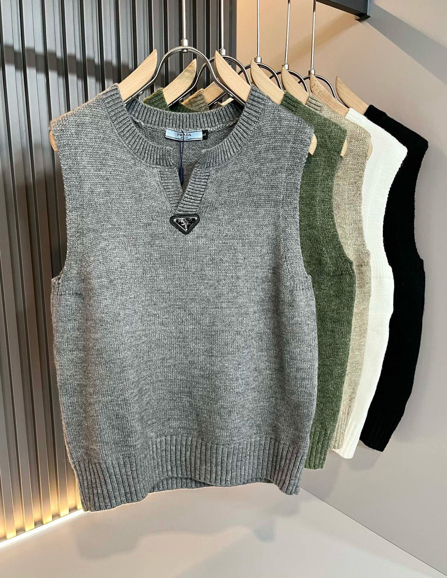 NO:650040,PRA**DA 2025 Autumn and Winter Uniform Knitted Wool Vest for Men and Women, the latest original quality vest. Perfect appearance, classic casual fashion, versatile black practical style, ordered by a high-end trading company, the craftsmanship and quality, and tailoring are top-notch. Such a fashionable item is indispensable for the wardrobe. The simple and elegant jacket can meet daily needs. The classic brand LOGO triangle logo of the accessories is clearly identifiable, and the pull hardware accessories correspond to the brand. A jacket suitable for autumn and winter.  The comfort level has also been improved a lot. It has a smooth and soft feel, and the upper body is light and handsome. It is not picky and easy to control. It is a jacket with a high popularity on the street. It is invincible and versatile for transitional seasons. It is a must-have. Sizes M-4XL, prada, jackets & coats, alexander wang19860909PRA**DA普.*达 2025秋冬男女同款针织羊毛马甲,原单品质最新款马甲.完美品相,经典休闲时尚 百搭的黑色实穿款,高端贸易公司订单,工艺和品质,剪裁都一流棒,这样时尚的单品属于衣橱不可或缺的,简洁大气颜值高的外套,可以胜任日常所需,配饰经典品牌LOGO三角标辨识度鲜明,拉头五金配件与品牌对应 适合秋冬穿着的外套 舒适度也提升很多,光滑软软的手感,上身轻盈又帅气十足,不挑人,轻松驾驭.出街率极高一款外套 过渡季节的需求,无敌百搭,必入.尺码M-4XL,,prada,jackets & coats,alexander wang,Men's clothing