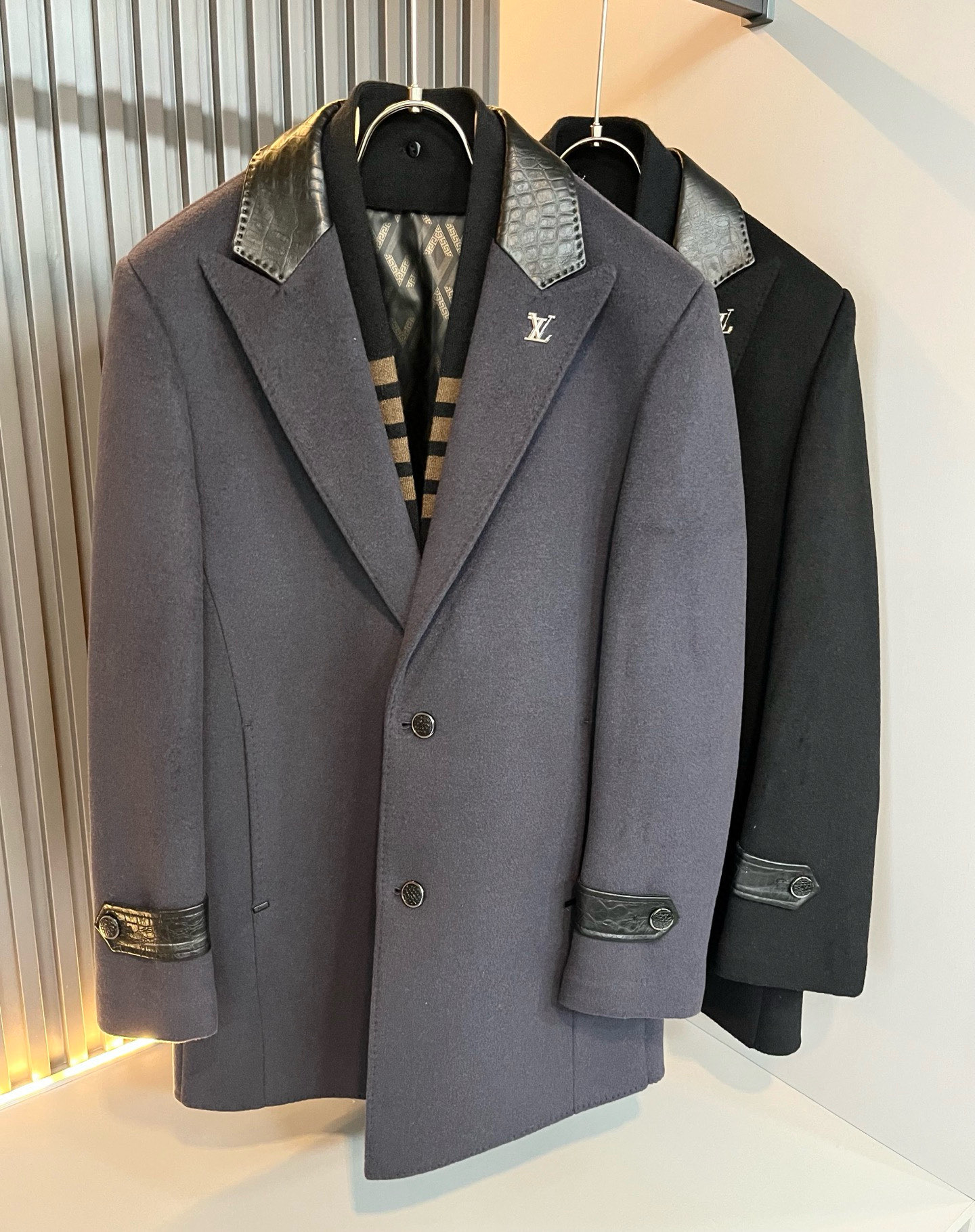 NO:650085,LouisVuit* Louis*den's latest 2025 autumn and winter woolen mid-length coats are rarely available through trading company channels and are on sale simultaneously on the official website!  A new series of items will be launched in 2025, with hardware logo and hardware decoration on the chest!  This sweater is made of imported top-grade high-end suit woolen material and has an inner liner design!  Its eye-catching appeal is no less than any classic style, perfectly presenting the sense of fashion, high-end and luxury to the world!  Regular cut design!  Size M-4XL,,louis vuitton,louis vuitton,jackets & coats,sweaters,alexander wang19860909LouisVuit*路易*登 2025秋冬最新羊毛呢中长款大衣外套,贸易公司渠道稀出,同步官网发售！2025 年全新系列单品上线,胸前设计五金标识logo五金修饰！此款毛衣取材于客供进口顶级高端西服羊毛呢材质制成,内胆设计！其吸睛度完全不亚于任何经典款式,将时髦高级感与奢华感完美呈现在世人眼前！常规剪裁设计！尺码M-4XL,,louis vuitton,louis vuitton,jackets & coats,sweaters,alexander wang,Men's clothing