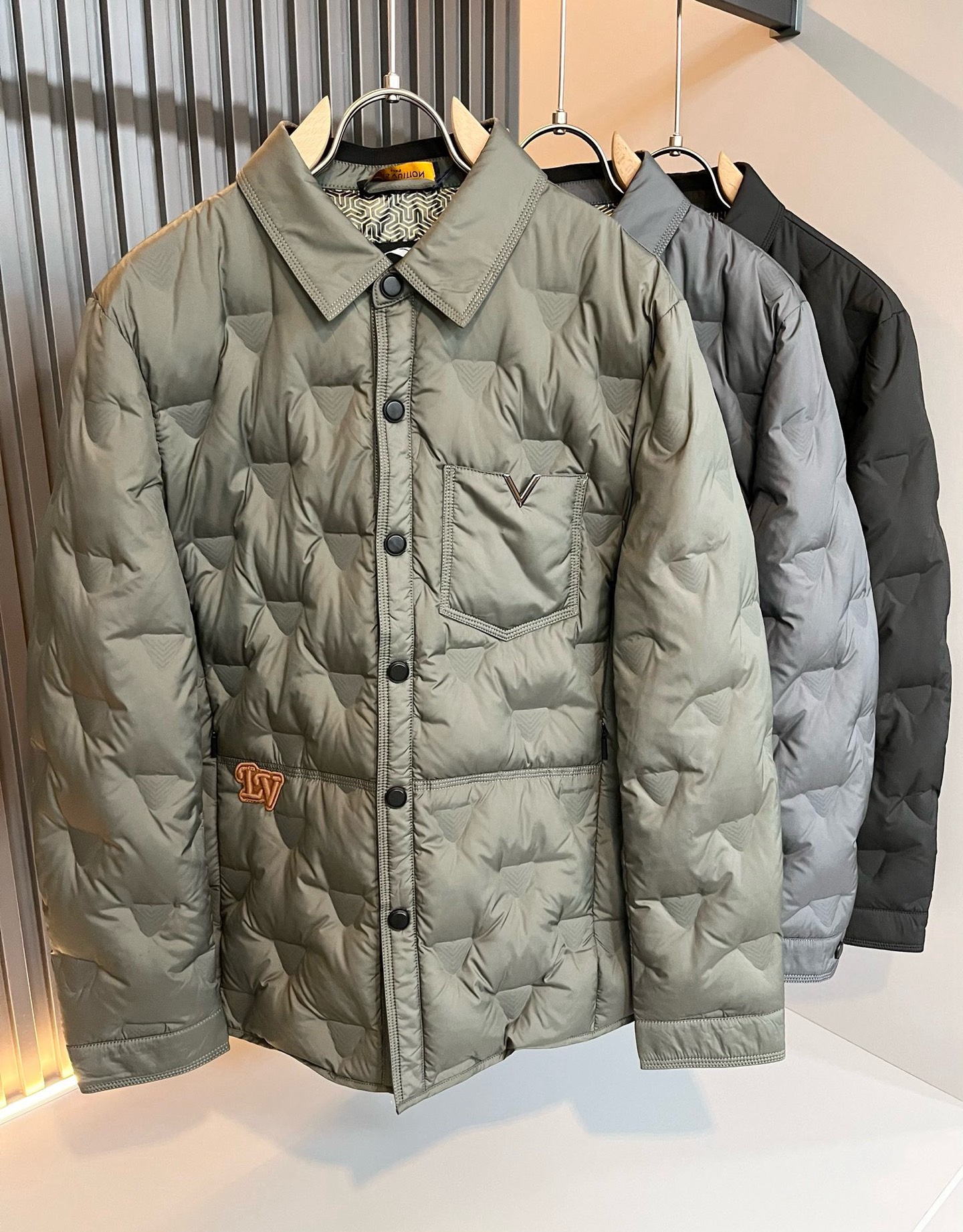 NO:650060,LouisVuitt* Louis*den 2025 autumn and winter new products, the latest cotton jackets, through trading company channels, even very rare and difficult to come across, a hard-to-find high-end luxury product!  This jacket is made of customized high-density nylon material. The fabric is excellent in terms of color matching and performance!  While modifying the neck line, it also brings a sense of sophistication and frankness!  The loose version covers the upper body and makes the body slimmer. It changes the traditional business sense of the brand and adds a trendy atmosphere. It is a masterpiece of the V family in autumn and winter. Hurry up and buy it!  Size M-4XL,,louis vuitton,louis vuitton,jackets & coats,jackets & coats,alexander wang19860909LouisVuitt*路易*登 2025秋冬新品最新款棉服夹克外套,贸易公司渠道,甚至到非常稀缺很难遇到,一件难求的高奢臻品！本款夹克选用客供定制高密度尼龙材质打造,面料无论是配色或是性能都相当出色！修饰颈部线条的同时有带来了一件干练和率性感！宽松的版型,上身遮肉显瘦,且一改品牌传统的商务感,增添了一份潮流气息,V家秋冬季的杰作,抓紧抢购哦！尺码M-4XL,,louis vuitton,louis vuitton,jackets & coats,jackets & coats,alexander wang,Men's clothing