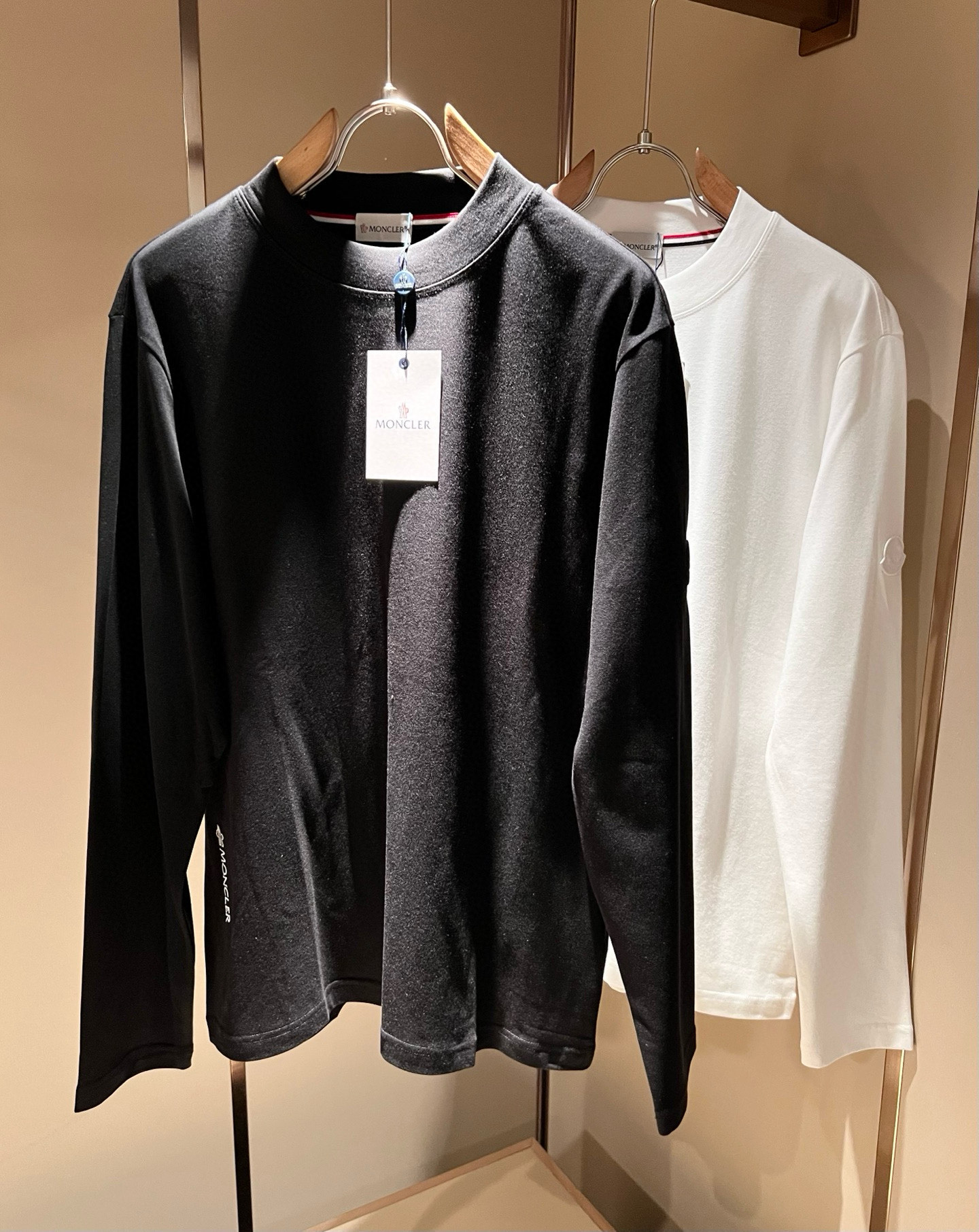 NO:650130,Moncler Mengjia 2025 new autumn and winter trade order long-sleeved bottoming shirt, all in good condition!  !  Internet celebrity model!  The craftsmanship is designed with sleeve logo badges!  The upper body is comfortable and breathable, not stiff, and the overall body has a rich three-dimensional feel. It is a quality export order. Customized and exclusive long-staple cotton fabric tailoring meets the simple needs of commuters. The upper body effect is very good, slimming, and not picky about the figure. The fabric workmanship... is impeccable. Only good craftsmanship and good fabrics can make you wear a good taste. It is a must-have item for everyone!  Size M-5XL,,alexander wang19860909Moncler蒙家 2025秋冬新款贸易订单长袖打底衫,全品相！！网红款！工艺采用袖子logo徽章设计！上身舒适透气,不僵硬,整体有着丰富的立体感,品质出口订单,定制专属长绒棉面料剪裁,满足通勤人们对于着装的简约需求,上身效果很好,显瘦,不挑剔身材.面料做工....无可挑剔,好工艺好面料才能穿出好品味一款,人手必备单品！尺码M-5XL,,alexander wang,Men's clothing