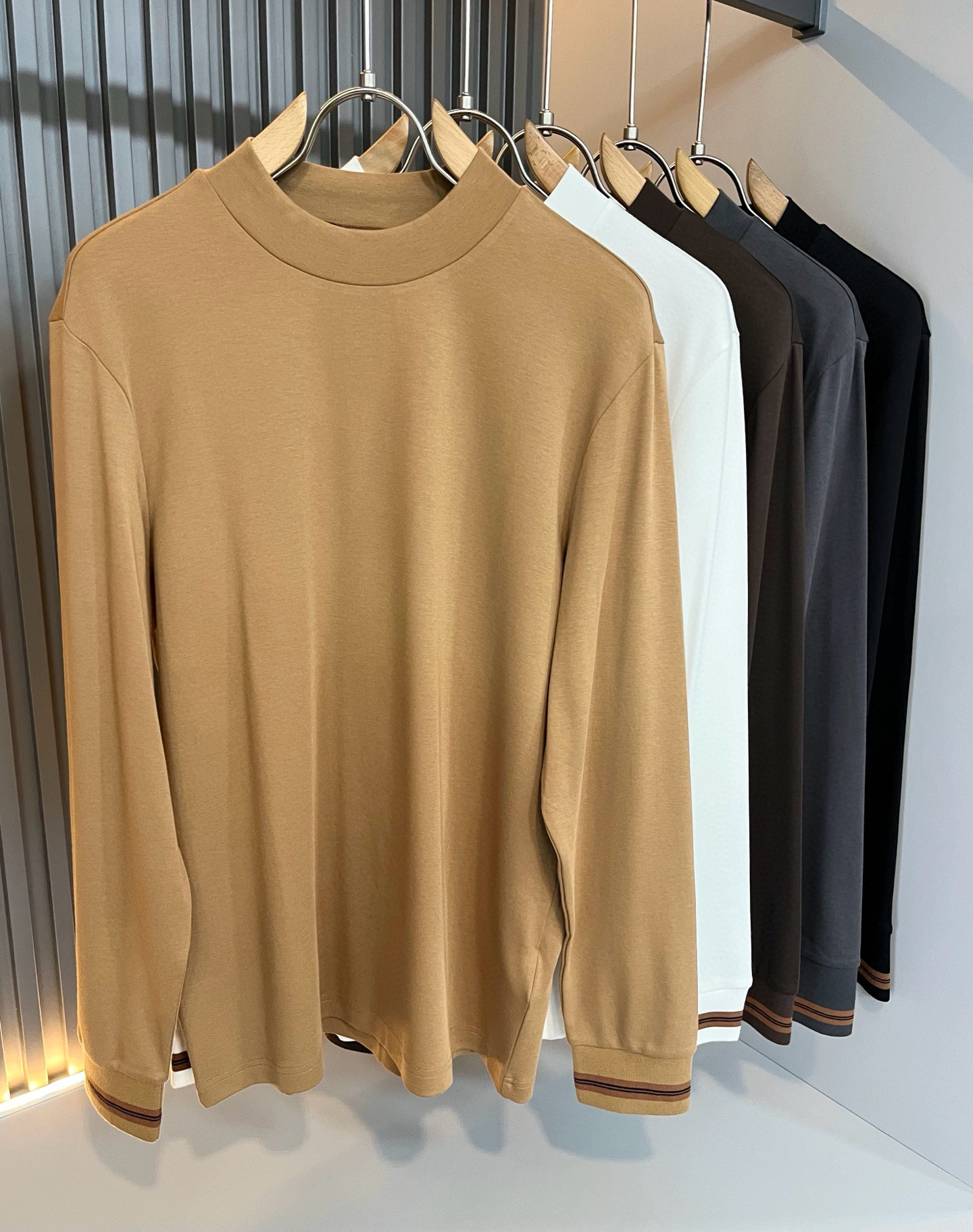 NO:650047,Ermenegildo Zeg*a 2025 autumn and winter new men's casual long-sleeved bottoming shirt, order from foreign trade company!  It is one of Zegna’s classic proprietary fabrics!  Customized original pure cotton fabric!  The texture is warm, soft and delicate to the touch, but the shape is straight and stylish!  Details, extreme luxury...perfect interpretation of high-quality appearance. Sizes M-3XL,,zegna,alexander wang19860909Ermenegildo Zeg*a杰*亚 2025秋冬新品男士休闲长袖打底衫,外贸公司订单！是杰尼亚经典的专有织物之一！ 定制原版纯棉面料！质地保暖,触感又柔软细腻、但型态又笔挺有型！ 细节、奢华极致… 完美演绎高品质品相.尺码M-3XL,,zegna,alexander wang,Men's clothing