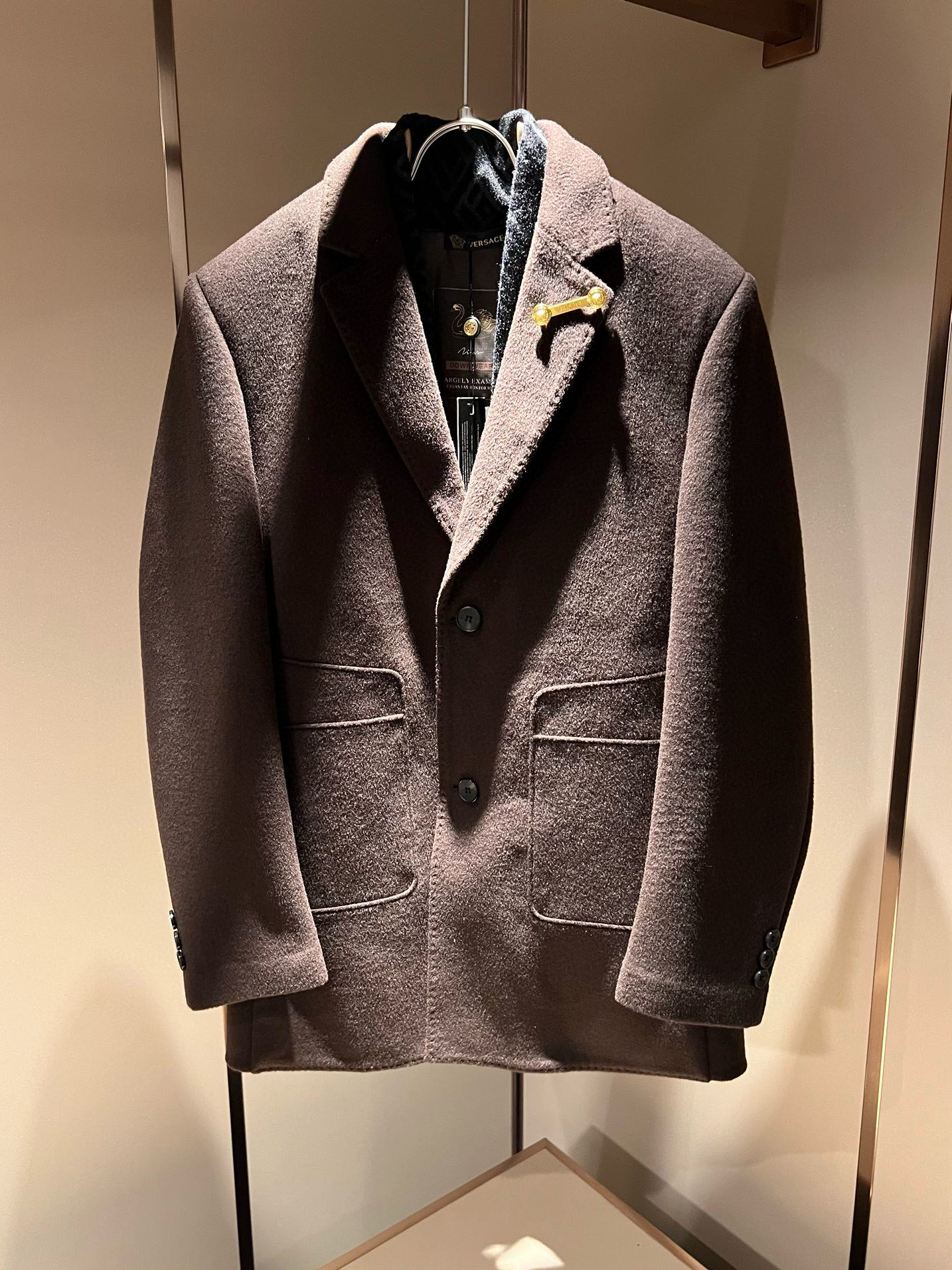 NO:652819,Detailed pictures!  VERS*CE/Fan*zhe Autumn and winter new product original and fake two-piece woolen coat jacket, VERS*CE/Fan*zhe trading company channel product value recommended sweater, Medusa logo image hardware design!  The decoration is extremely exquisite and highlights the effect!  The three-dimensional effect is extremely strong and can only be produced with advanced German equipment, highlighting the incomparable visual shock and luxury. The craftsmanship is extremely high and the craftsmanship is very important!  The imported woolen fabric is supplied by the customer. It has excellent skin-friendliness, perfect details, and is impeccable. The upper body effect is very good, very eye-catching, and there is no doubt that it will turn heads. It is an excellent item to improve the vision in the wardrobe. It is very handsome whether it is worn inside or alone. Size M-4XL,,versace,jackets & coats,jackets & coats,sweaters,alexander wang19860909细节图！ VERS*CE/范*哲 秋冬新品原单假两件羊毛呢大衣夹克外套,VERS*CE/范*哲 贸易公司渠道 产品 值的推荐毛衣 ,美杜莎logo图像五金设计！装饰极为精致凸显效果！立体感极强,唯有德国先进设备方能制作,凸显了视觉无敌的震撼奢华,工艺水准极高,非常重工匠心！客供进口羊毛呢面料,亲肤性绝佳,细节极致完美,无可挑剔,上身效果非常出色,非常招眼吸睛,回头率毋庸置疑,衣橱里改良视觉的绝佳单品,无论内搭还是单穿都爆帅十足.尺码M-4XL,,versace,jackets & coats,jackets & coats,sweaters,alexander wang,Men's clothing