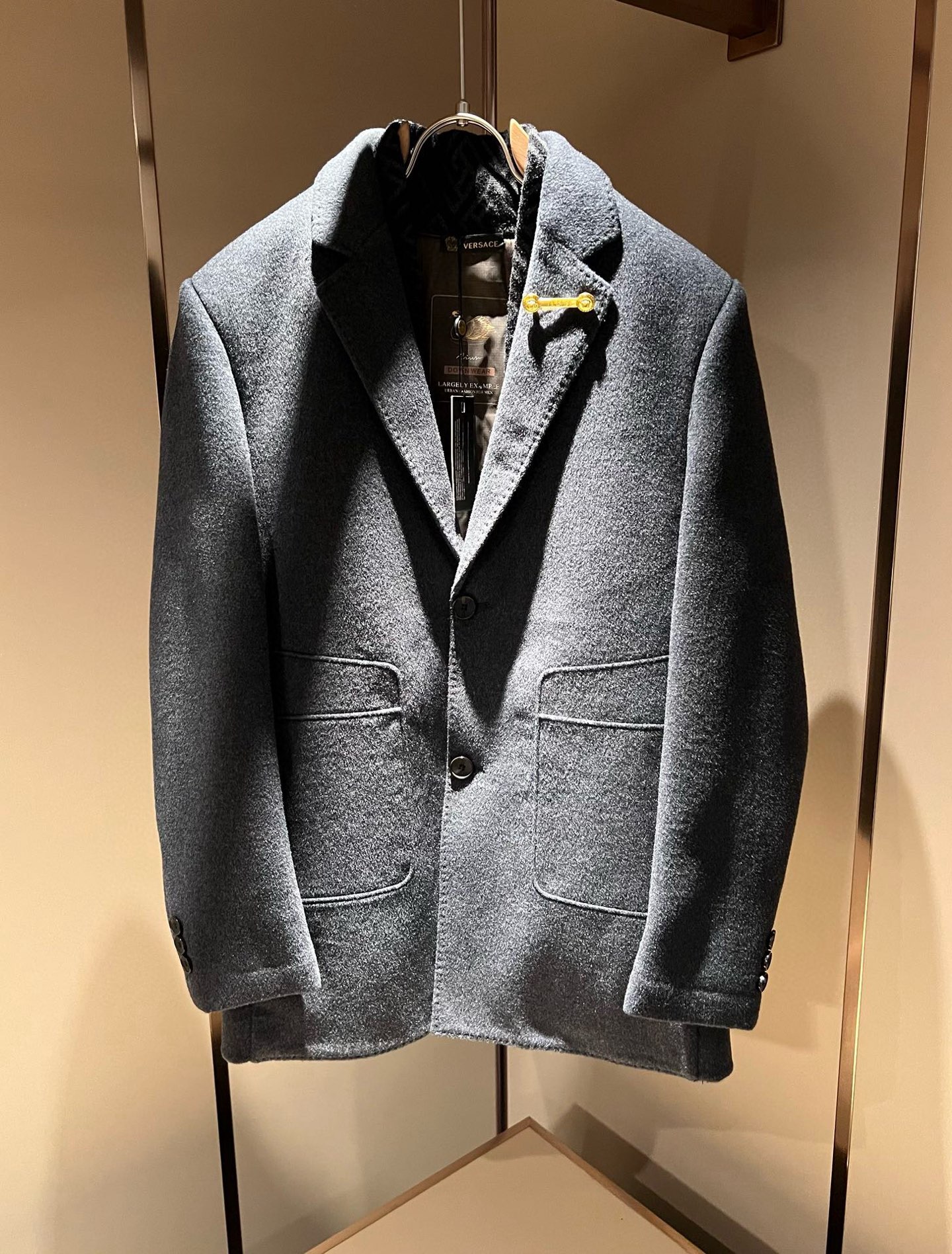 NO:652807,Detailed pictures!  VERS*CE/Fan*zhe Autumn and winter new product original and fake two-piece woolen coat jacket, VERS*CE/Fan*zhe trading company channel product value recommended sweater, Medusa logo image hardware design!  The decoration is extremely exquisite and highlights the effect!  The three-dimensional effect is extremely strong and can only be produced with advanced German equipment, highlighting the incomparable visual shock and luxury. The craftsmanship is extremely high and the craftsmanship is very important!  The imported woolen fabric is supplied by the customer. It has excellent skin-friendliness, perfect details, and is impeccable. The upper body effect is very good, very eye-catching, and there is no doubt that it will turn heads. It is an excellent item to improve the vision in the wardrobe. It is very handsome whether it is worn inside or alone. Size M-4XL,,versace,jackets & coats,jackets & coats,sweaters,alexander wang19860909细节图！ VERS*CE/范*哲 秋冬新品原单假两件羊毛呢大衣夹克外套,VERS*CE/范*哲 贸易公司渠道 产品 值的推荐毛衣 ,美杜莎logo图像五金设计！装饰极为精致凸显效果！立体感极强,唯有德国先进设备方能制作,凸显了视觉无敌的震撼奢华,工艺水准极高,非常重工匠心！客供进口羊毛呢面料,亲肤性绝佳,细节极致完美,无可挑剔,上身效果非常出色,非常招眼吸睛,回头率毋庸置疑,衣橱里改良视觉的绝佳单品,无论内搭还是单穿都爆帅十足.尺码M-4XL,,versace,jackets & coats,jackets & coats,sweaters,alexander wang,Men's clothing