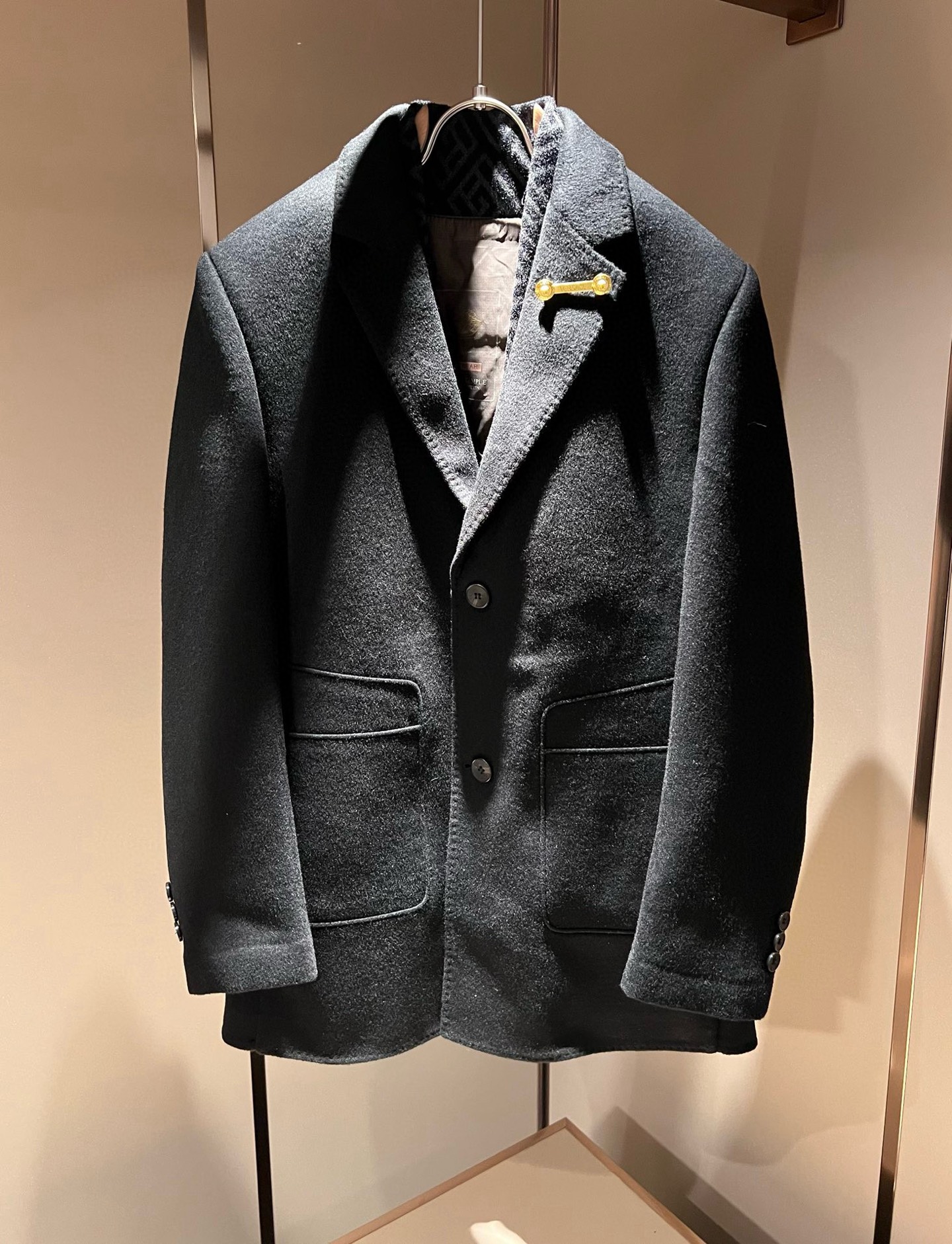 NO:652797,Detailed pictures!  VERS*CE/Fan*zhe Autumn and winter new product original and fake two-piece woolen coat jacket, VERS*CE/Fan*zhe trading company channel product value recommended sweater, Medusa logo image hardware design!  The decoration is extremely exquisite and highlights the effect!  The three-dimensional effect is extremely strong and can only be produced with advanced German equipment, highlighting the incomparable visual shock and luxury. The craftsmanship is extremely high and the craftsmanship is very important!  The imported woolen fabric is supplied by the customer. It has excellent skin-friendliness, perfect details, and is impeccable. The upper body effect is very good, very eye-catching, and there is no doubt that it will turn heads. It is an excellent item to improve the vision in the wardrobe. It is very handsome whether it is worn inside or alone. Size M-4XL,,versace,jackets & coats,jackets & coats,sweaters,alexander wang19860909细节图！ VERS*CE/范*哲 秋冬新品原单假两件羊毛呢大衣夹克外套,VERS*CE/范*哲 贸易公司渠道 产品 值的推荐毛衣 ,美杜莎logo图像五金设计！装饰极为精致凸显效果！立体感极强,唯有德国先进设备方能制作,凸显了视觉无敌的震撼奢华,工艺水准极高,非常重工匠心！客供进口羊毛呢面料,亲肤性绝佳,细节极致完美,无可挑剔,上身效果非常出色,非常招眼吸睛,回头率毋庸置疑,衣橱里改良视觉的绝佳单品,无论内搭还是单穿都爆帅十足.尺码M-4XL,,versace,jackets & coats,jackets & coats,sweaters,alexander wang,Men's clothing