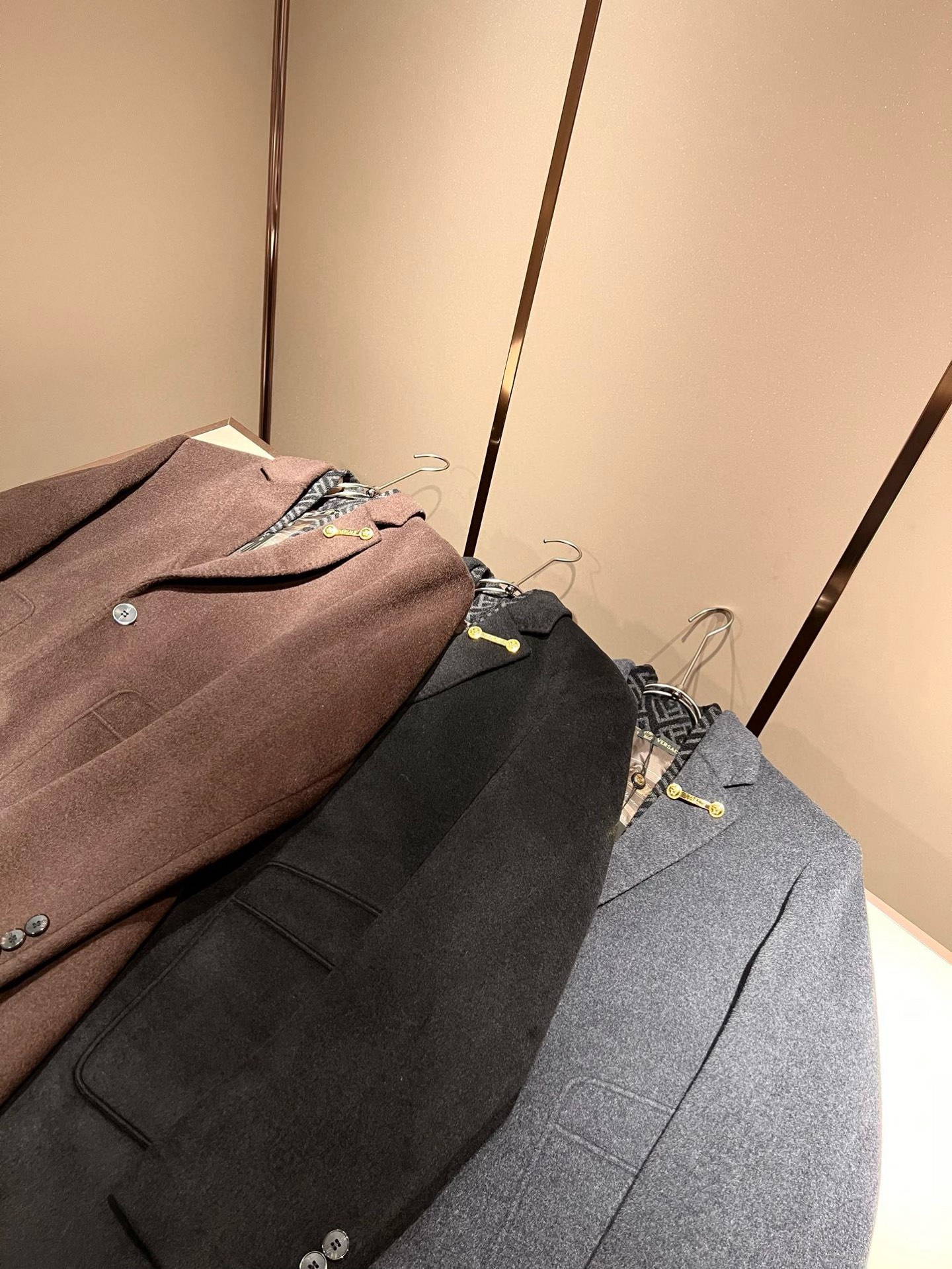 NO:652801,VERS*CE/Fan*zhe Autumn and winter new product original and fake two-piece woolen coat jacket, VERS*CE/Fan*zhe trading company channel product value recommended sweater, Medusa logo image hardware design!  The decoration is extremely exquisite and highlights the effect!  The three-dimensional effect is extremely strong and can only be produced with advanced German equipment, highlighting the incomparable visual shock and luxury. The craftsmanship is extremely high and the craftsmanship is very important!  The imported woolen fabric is supplied by the customer. It has excellent skin-friendliness, perfect details, and is impeccable. The upper body effect is very good, very eye-catching, and there is no doubt that it will turn heads. It is an excellent item to improve the vision in the wardrobe. It is very handsome whether it is worn inside or alone. Size M-4XL,,versace,jackets & coats,jackets & coats,sweaters,alexander wang19860909VERS*CE/范*哲 秋冬新品原单假两件羊毛呢大衣夹克外套,VERS*CE/范*哲 贸易公司渠道 产品 值的推荐毛衣 ,美杜莎logo图像五金设计！装饰极为精致凸显效果！立体感极强,唯有德国先进设备方能制作,凸显了视觉无敌的震撼奢华,工艺水准极高,非常重工匠心！客供进口羊毛呢面料,亲肤性绝佳,细节极致完美,无可挑剔,上身效果非常出色,非常招眼吸睛,回头率毋庸置疑,衣橱里改良视觉的绝佳单品,无论内搭还是单穿都爆帅十足.尺码M-4XL,,versace,jackets & coats,jackets & coats,sweaters,alexander wang,Men's clothing