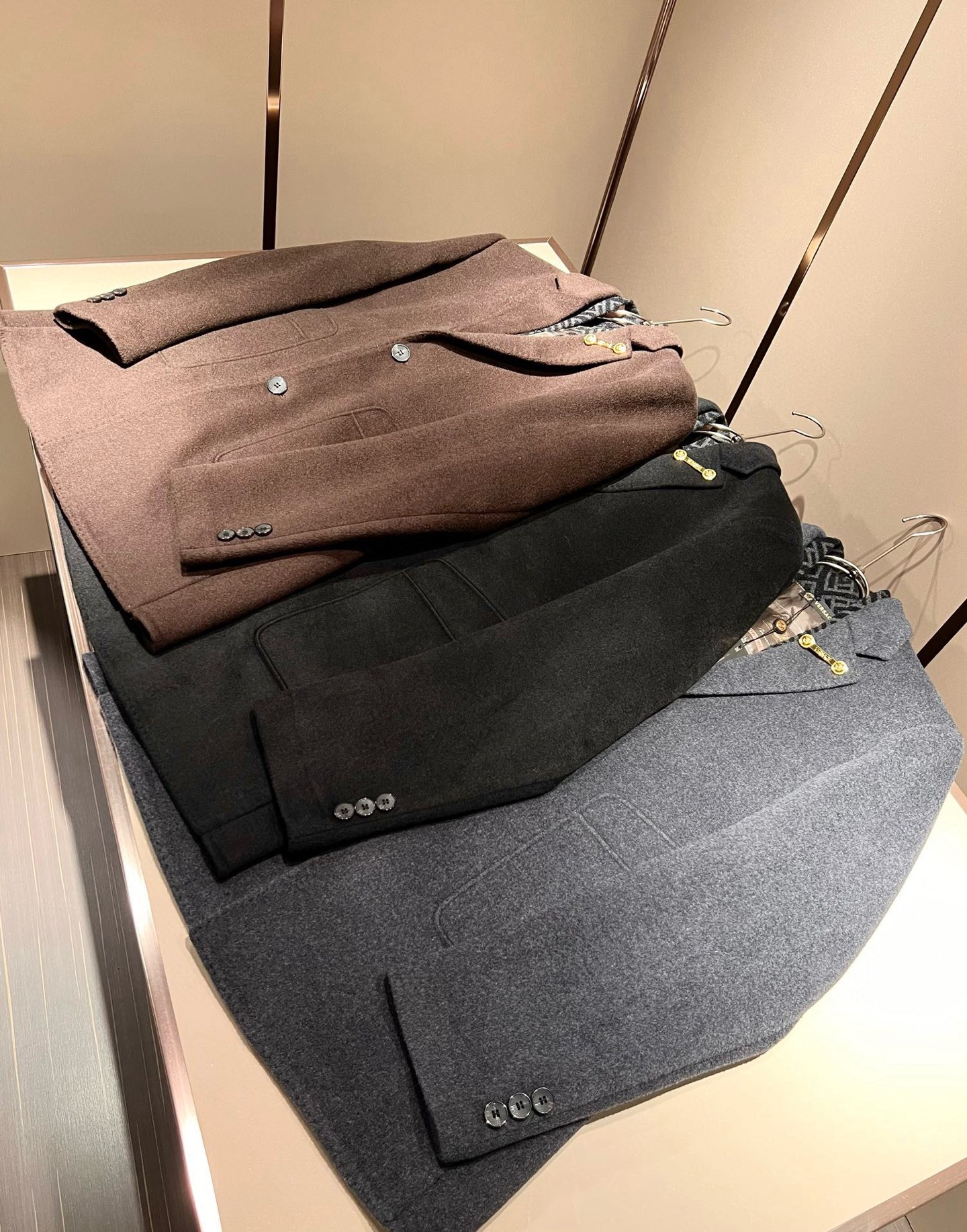 NO:652813,VERS*CE/Fan*zhe Autumn and winter new product original and fake two-piece woolen coat jacket, VERS*CE/Fan*zhe trading company channel product value recommended sweater, Medusa logo image hardware design!  The decoration is extremely exquisite and highlights the effect!  The three-dimensional effect is extremely strong and can only be produced with advanced German equipment, highlighting the incomparable visual shock and luxury. The craftsmanship is extremely high and the craftsmanship is very important!  The imported woolen fabric is supplied by the customer. It has excellent skin-friendliness, perfect details, and is impeccable. The upper body effect is very good, very eye-catching, and there is no doubt that it will turn heads. It is an excellent item to improve the vision in the wardrobe. It is very handsome whether it is worn inside or alone. Size M-4XL,,versace,jackets & coats,jackets & coats,sweaters,alexander wang19860909VERS*CE/范*哲 秋冬新品原单假两件羊毛呢大衣夹克外套,VERS*CE/范*哲 贸易公司渠道 产品 值的推荐毛衣 ,美杜莎logo图像五金设计！装饰极为精致凸显效果！立体感极强,唯有德国先进设备方能制作,凸显了视觉无敌的震撼奢华,工艺水准极高,非常重工匠心！客供进口羊毛呢面料,亲肤性绝佳,细节极致完美,无可挑剔,上身效果非常出色,非常招眼吸睛,回头率毋庸置疑,衣橱里改良视觉的绝佳单品,无论内搭还是单穿都爆帅十足.尺码M-4XL,,versace,jackets & coats,jackets & coats,sweaters,alexander wang,Men's clothing