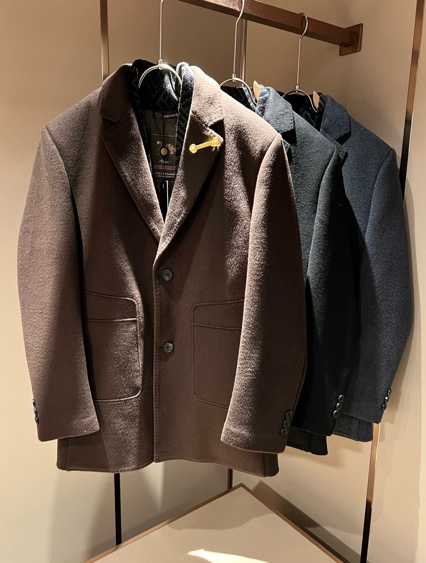 NO:652825,VERS*CE/Fan*zhe Autumn and winter new product original and fake two-piece woolen coat jacket, VERS*CE/Fan*zhe trading company channel product value recommended sweater, Medusa logo image hardware design!  The decoration is extremely exquisite and highlights the effect!  The three-dimensional effect is extremely strong and can only be produced with advanced German equipment, highlighting the incomparable visual shock and luxury. The craftsmanship is extremely high and the craftsmanship is very important!  The imported woolen fabric is supplied by the customer. It has excellent skin-friendliness, perfect details, and is impeccable. The upper body effect is very good, very eye-catching, and there is no doubt that it will turn heads. It is an excellent item to improve the vision in the wardrobe. It is very handsome whether it is worn inside or alone. Size M-4XL,,versace,jackets & coats,jackets & coats,sweaters,alexander wang19860909VERS*CE/范*哲 秋冬新品原单假两件羊毛呢大衣夹克外套,VERS*CE/范*哲 贸易公司渠道 产品 值的推荐毛衣 ,美杜莎logo图像五金设计！装饰极为精致凸显效果！立体感极强,唯有德国先进设备方能制作,凸显了视觉无敌的震撼奢华,工艺水准极高,非常重工匠心！客供进口羊毛呢面料,亲肤性绝佳,细节极致完美,无可挑剔,上身效果非常出色,非常招眼吸睛,回头率毋庸置疑,衣橱里改良视觉的绝佳单品,无论内搭还是单穿都爆帅十足.尺码M-4XL,,versace,jackets & coats,jackets & coats,sweaters,alexander wang,Men's clothing