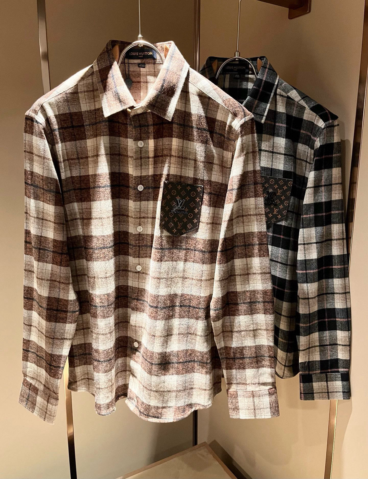 NO:652782,Louis Vuit*on's new autumn and winter light luxury men's and women's shirts, the new high-end of the Louis family, the details and quality are always so flawless, customized original poplin cotton fabric!  Leather design with letter logo pattern on the chest!  You can’t be considered a fashionista if you haven’t bought a few pieces of Louis this spring. It interprets Louis’ iconic elements and is something that everyone loves. It is super soft and tough, and has excellent breathability. It comes from world-class trade-level OEM channels, and the quantity is extremely rare and sold out. Clean and neat. This is the Louis family’s specialty and the latest craftsmanship of this season. The level of detail has reached the top, and the loose three-dimensional tailoring design is a must-have. It is a fusion of luxury and fashion!  Size M-4XL,,louis vuitton,louis vuitton,alexander wang19860909Louis Vuit*on 路易*登 秋冬新款轻奢男女同款衬衣,路易家族的新高端,细节品质永远的那么完美无瑕,定制原版府绸棉面料！胸前字母logo图案皮革设计！今年春季节没有入手几件路易你算不上时尚达人.诠释路易的标志性元素,实属人见人爱的东西.超级柔软且具有韧性,透气感也是绝佳.来自世界级贸易级别的代工厂渠道,数量极其稀少售完无补.干净俐落.这是路易家族的看家绝活也是本季度的最新工艺.细致化程度已经达到顶端了,宽松立体剪裁的版型设计堪称一绝.属于奢华与时尚的融合！尺码M-4XL,,louis vuitton,louis vuitton,alexander wang,Men's clothing